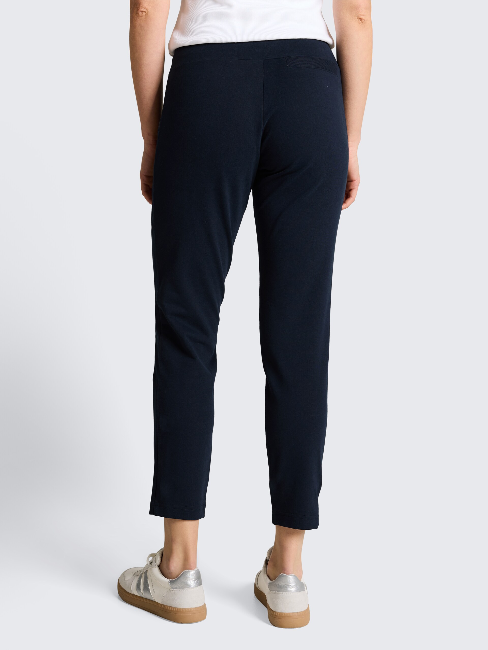 Cropped Jogger Hose - sky captain blue - Auschnitt Model-Rückansicht