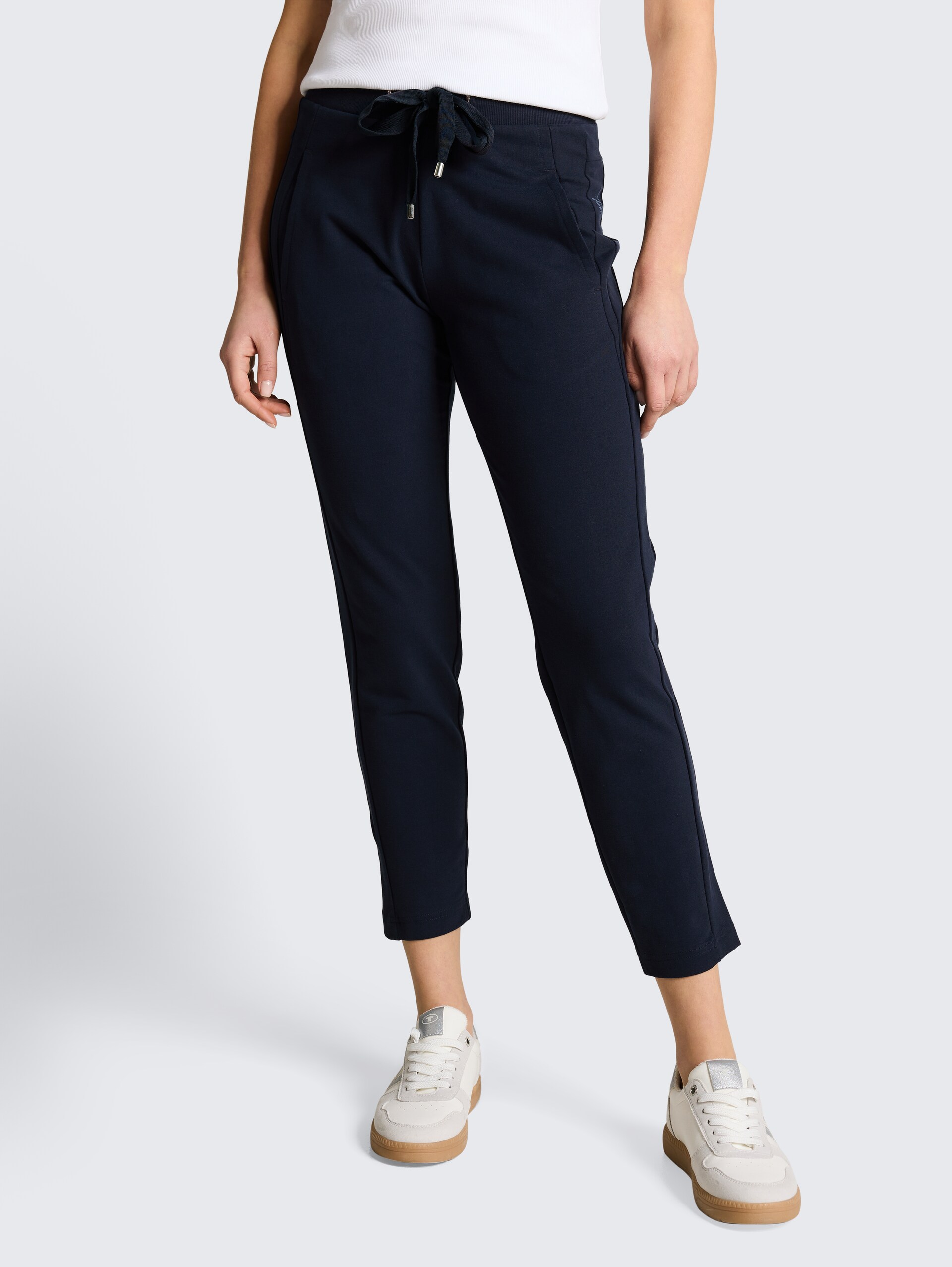 Cropped Jogger Hose - sky captain blue - Ausschnitt Model-Vorderansicht