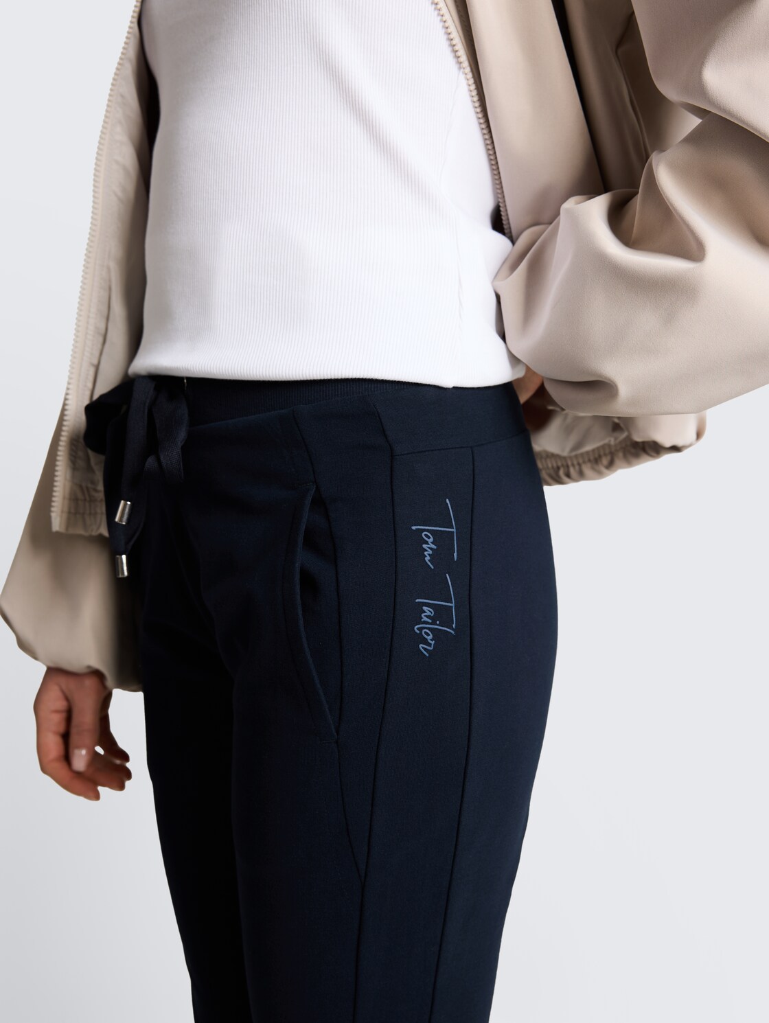 Cropped Jogger Hose - sky captain blue - Detail-Model-Ansicht