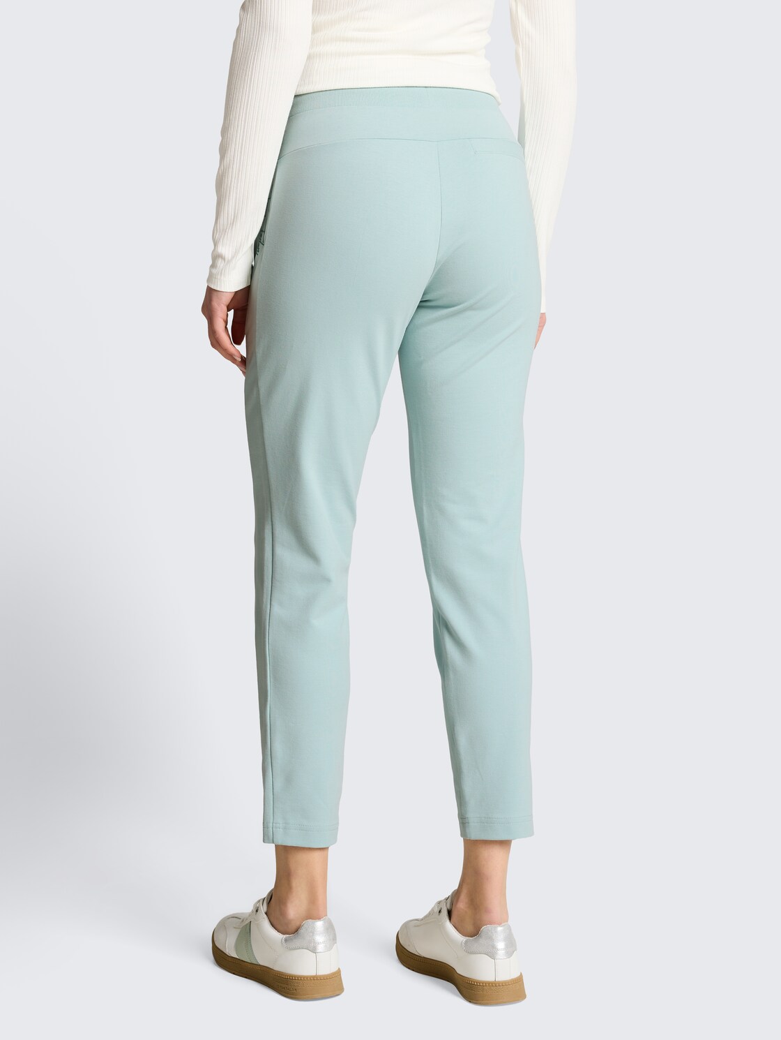 Cropped Jogger Hose - blue haze - Auschnitt Model-Rückansicht