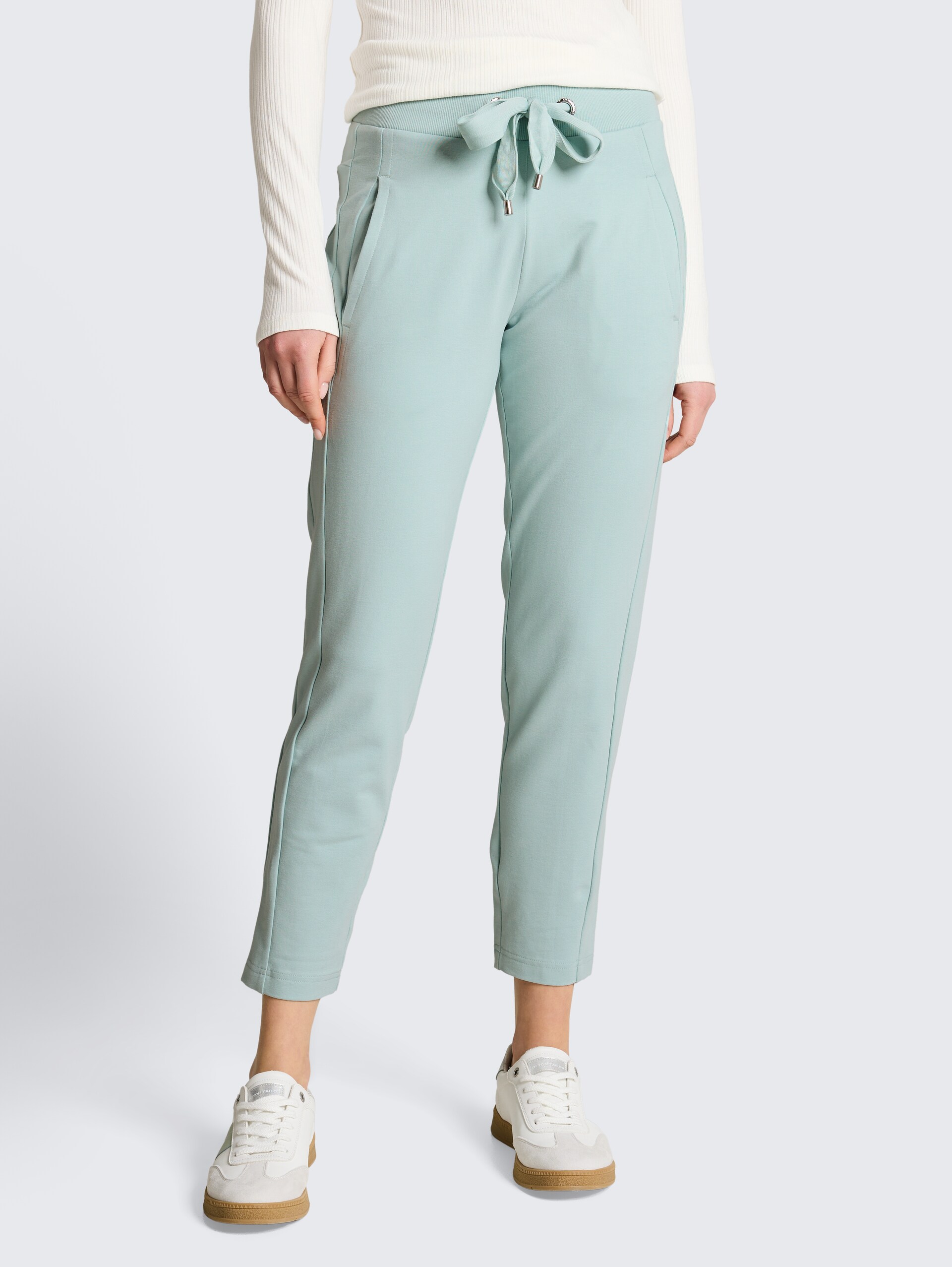 Cropped Jogger Hose - blue haze - Ausschnitt Model-Vorderansicht