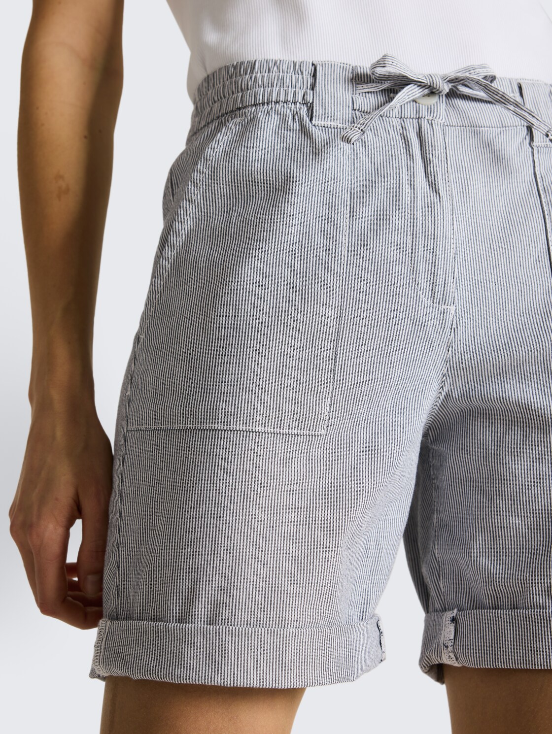 Chino Bermuda Shorts mit Kordelzug - delicate navy white stripe - Detail-Model-Ansicht