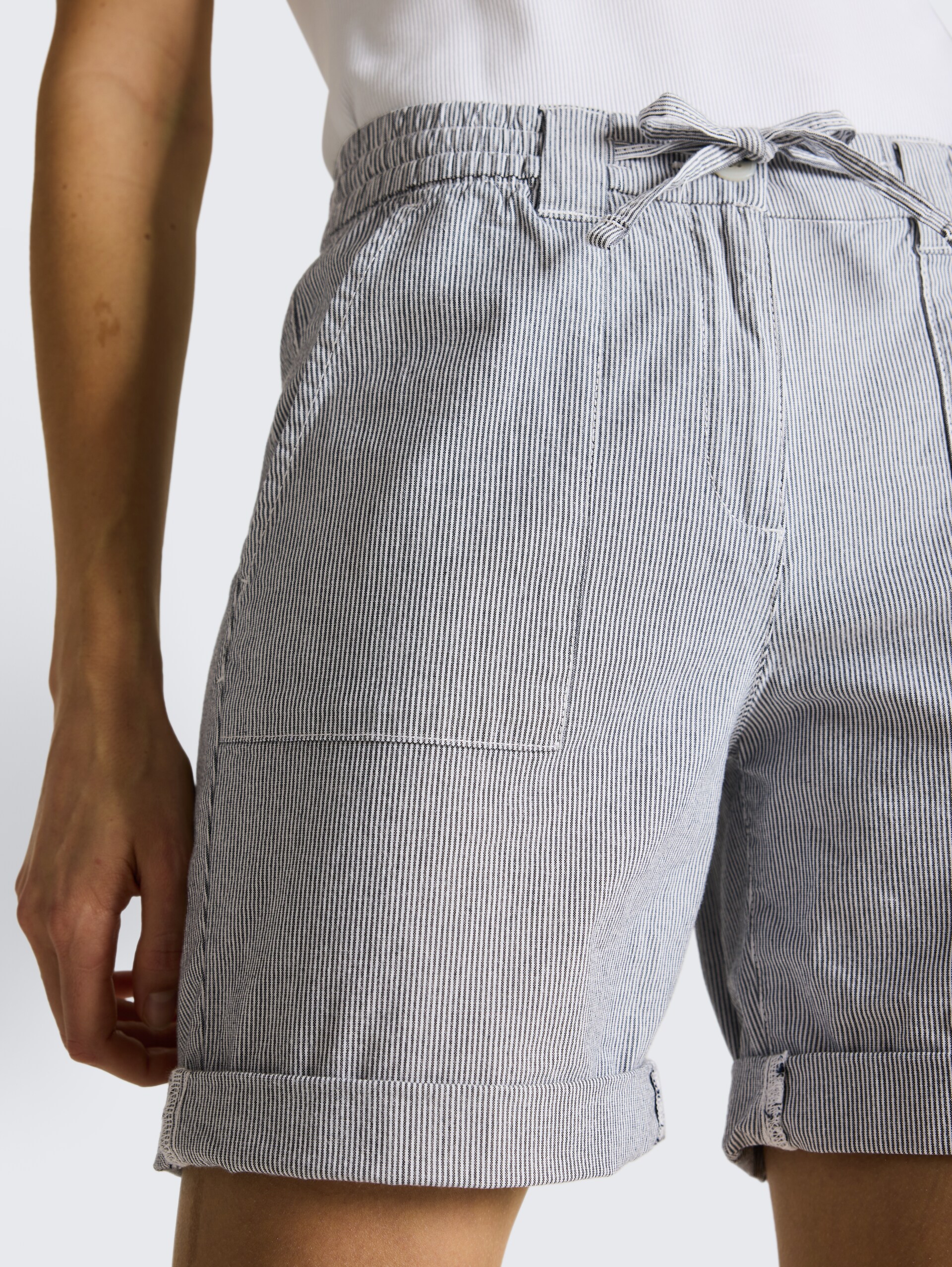 Chino-bermuda met trekkoord - delicate navy white stripe - Detailaanzicht model