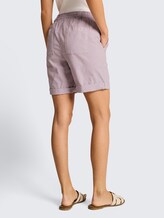 Chino Bermuda Shorts mit Kordelzug - soft berry pink stripe - Auschnitt Model-Rückansicht
