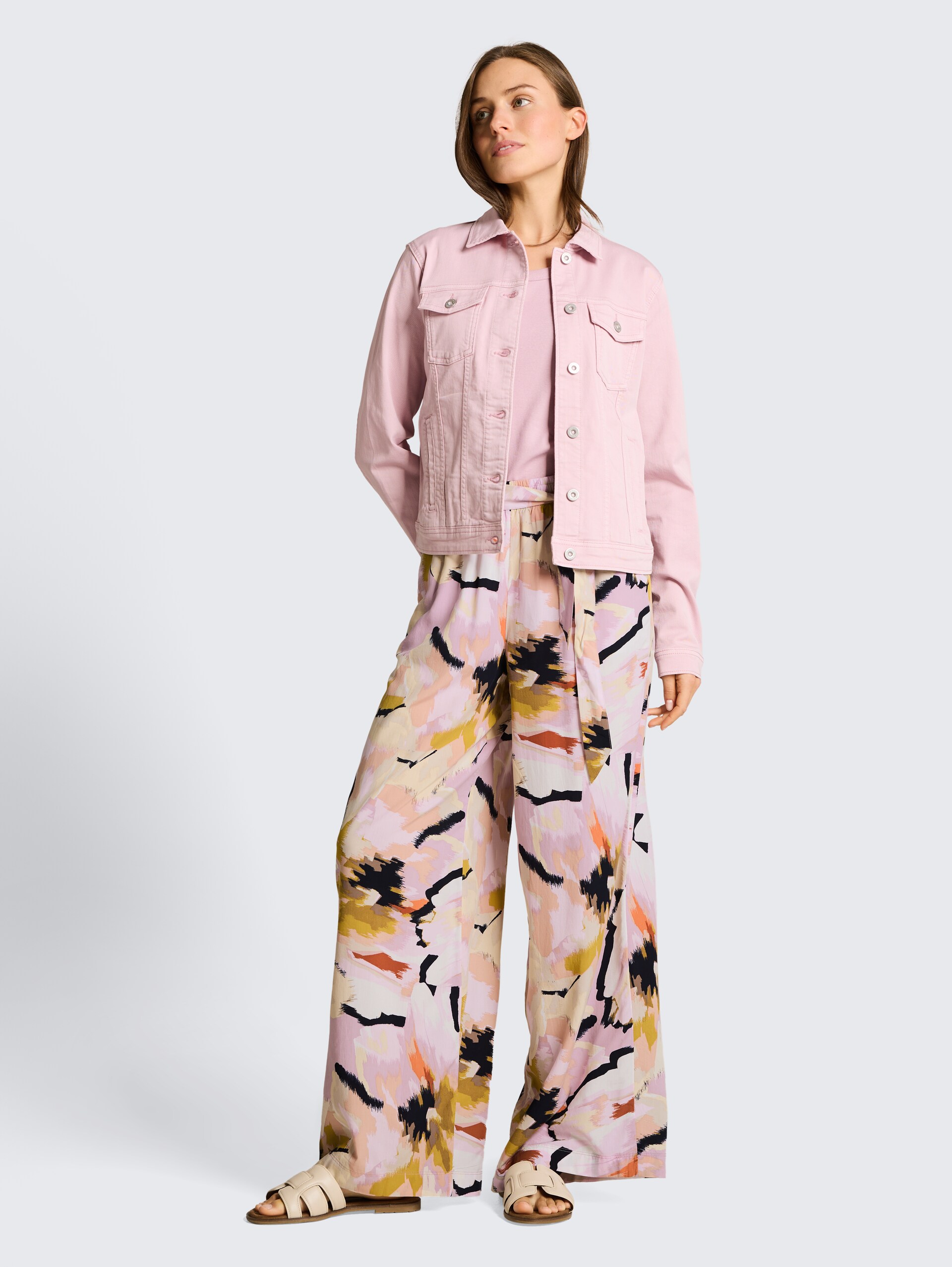 Loose Fit Palazzo Hose mit Muster - big abstract flower print - Model-Vorderansicht