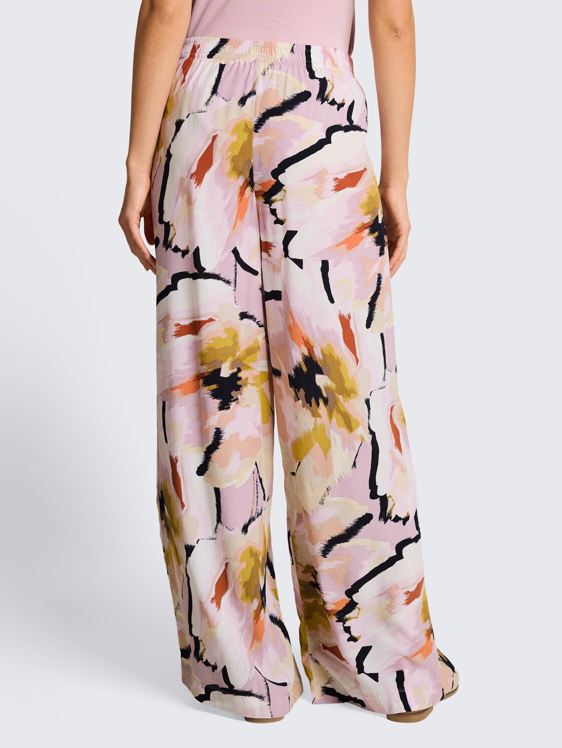 Loose Fit Palazzo Hose mit Muster - big abstract flower print - Auschnitt Model-Rückansicht