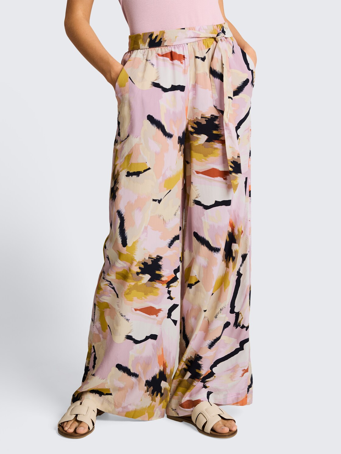 Loose Fit Palazzo Hose mit Muster - big abstract flower print - Ausschnitt Model-Vorderansicht