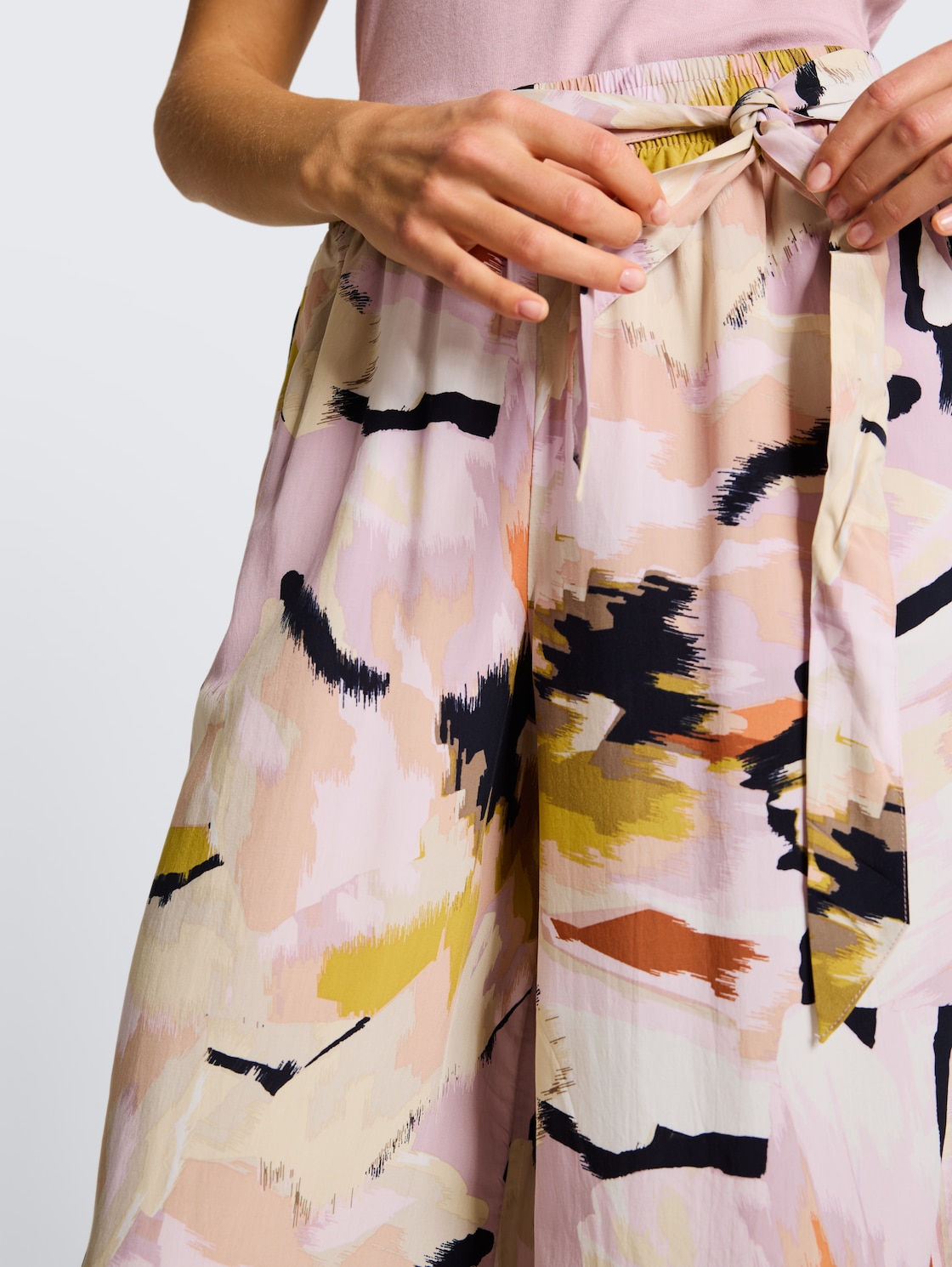 Loose Fit Palazzo Hose mit Muster - big abstract flower print - Detail-Model-Ansicht