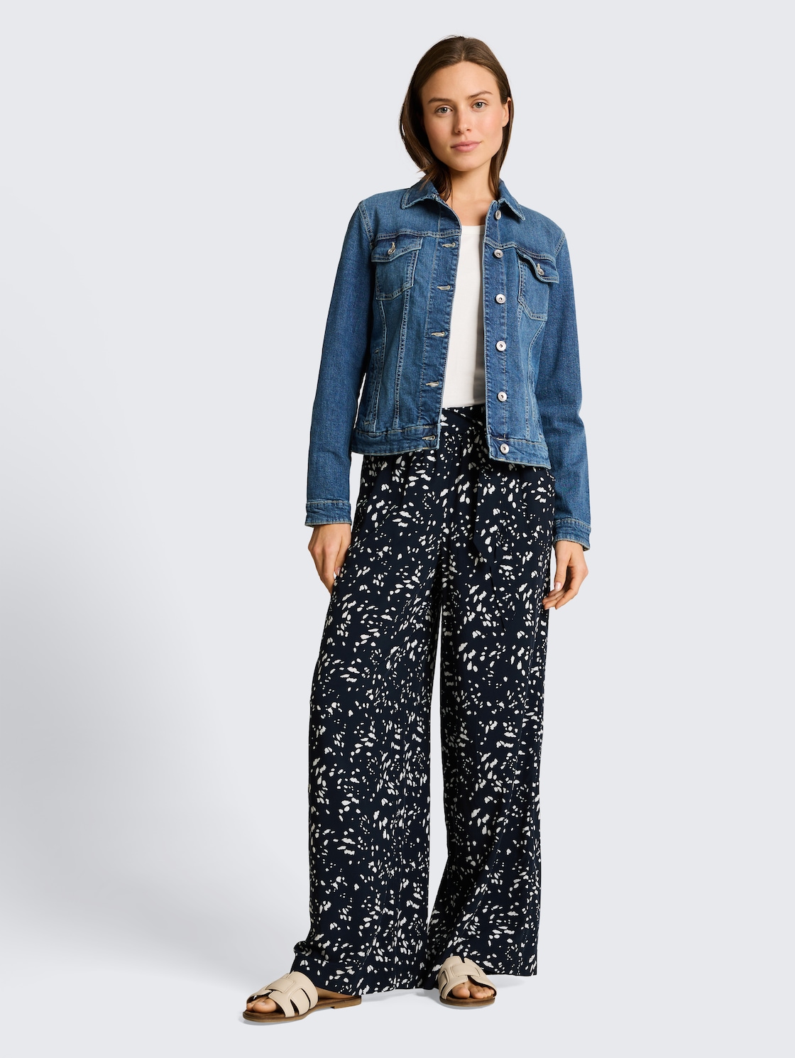 Loose Fit Palazzo Hose mit Muster - navy dot - Model-Vorderansicht