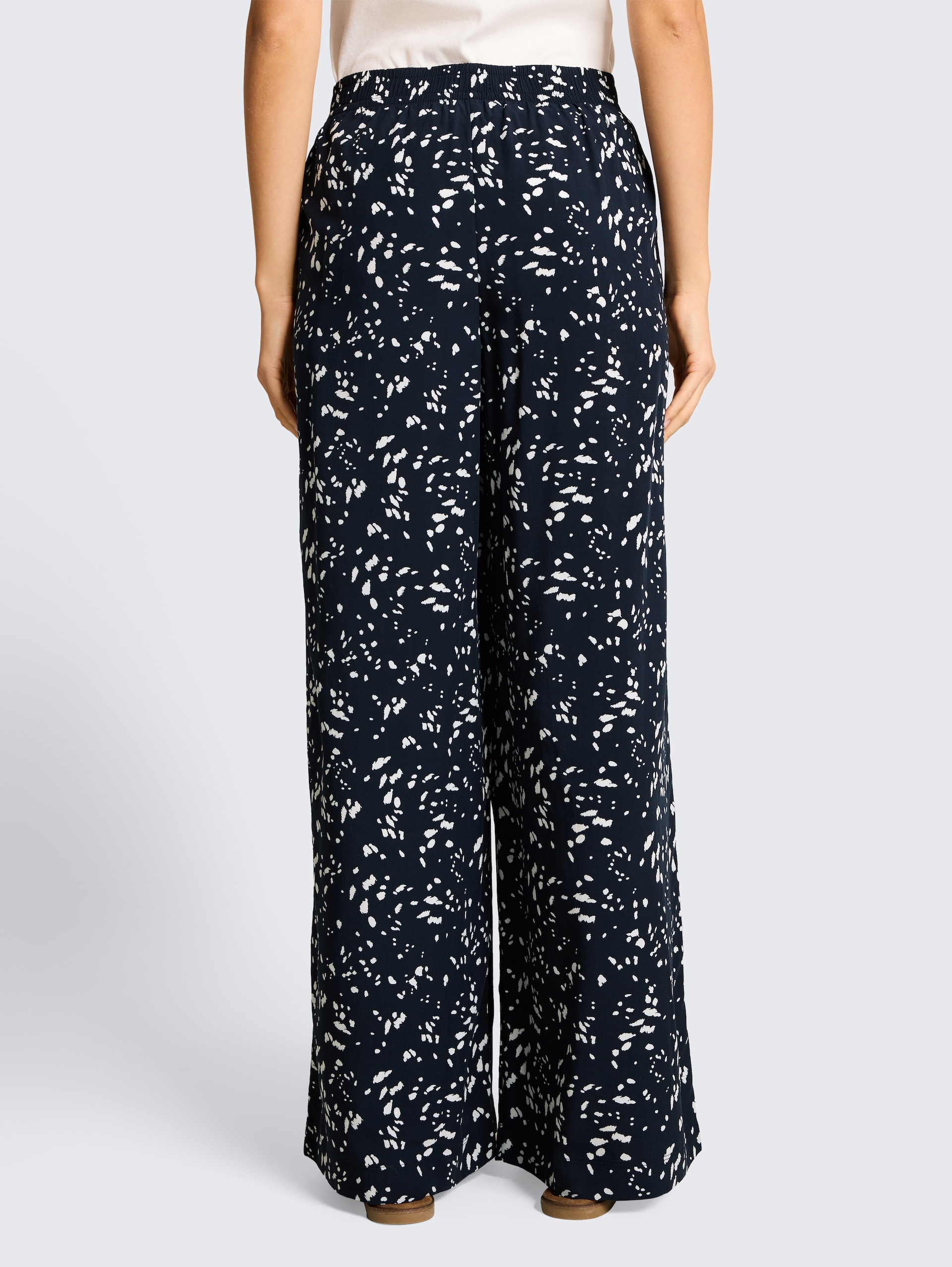 Loose Fit Palazzo Hose mit Muster - navy dot - Auschnitt Model-Rückansicht