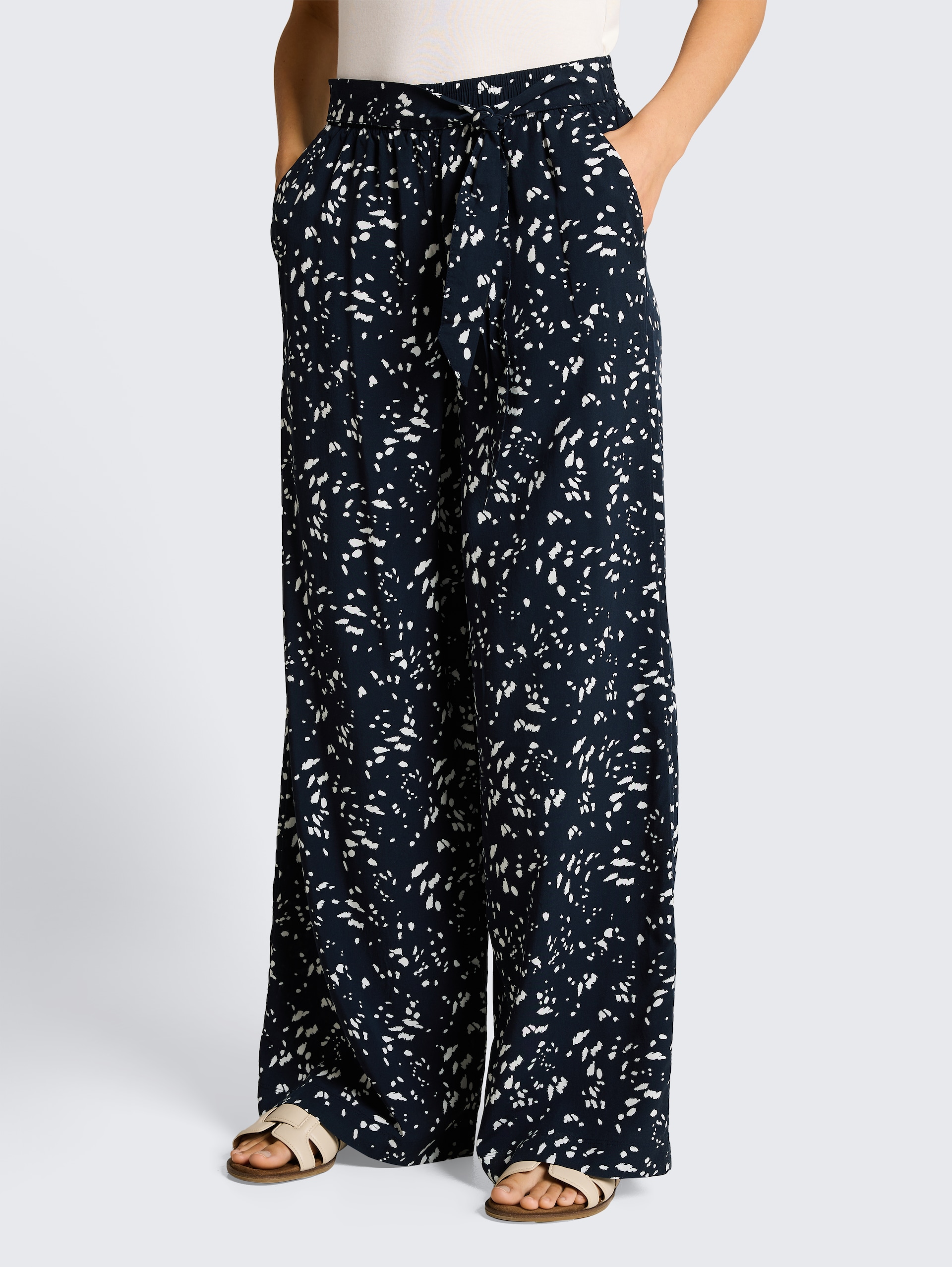 Loose Fit Palazzo Hose mit Muster - navy dot - Ausschnitt Model-Vorderansicht