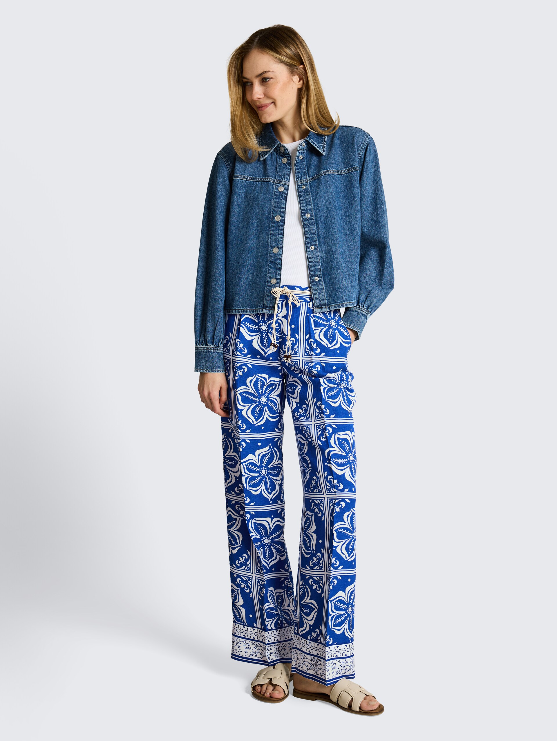 Wide leg broek met linnen - blue flower tile design - Model vooraanzicht
