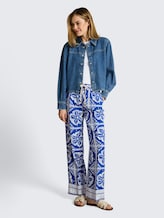 Wide Leg Hose mit Leinenanteil - blue flower tile design - Model-Vorderansicht