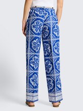 Wide Leg Hose mit Leinenanteil - blue flower tile design - Auschnitt Model-Rückansicht