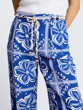 Wide Leg Hose mit Leinenanteil - blue flower tile design - Detail-Model-Ansicht