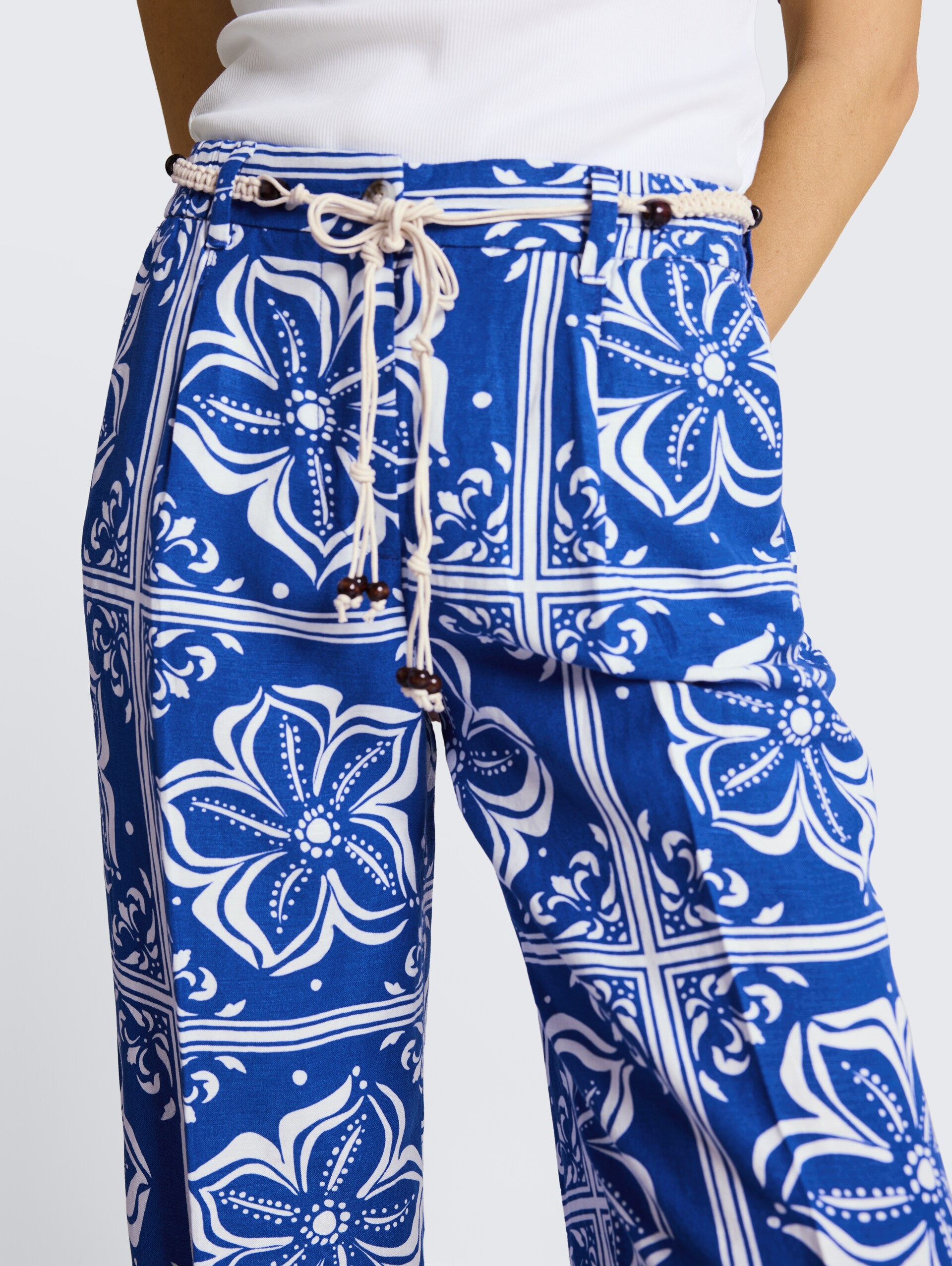 Wide leg broek met linnen - blue flower tile design - Detailaanzicht model