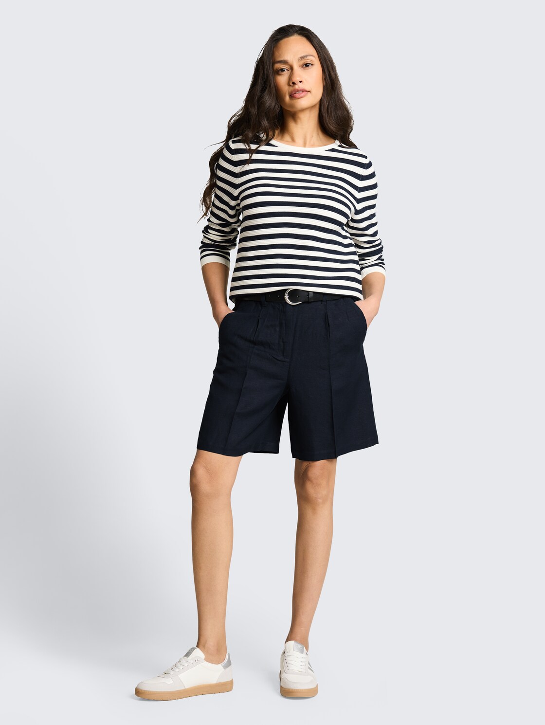 Loose Fit Bermuda Shorts mit Leinenanteil - sky captain blue - Model-Vorderansicht