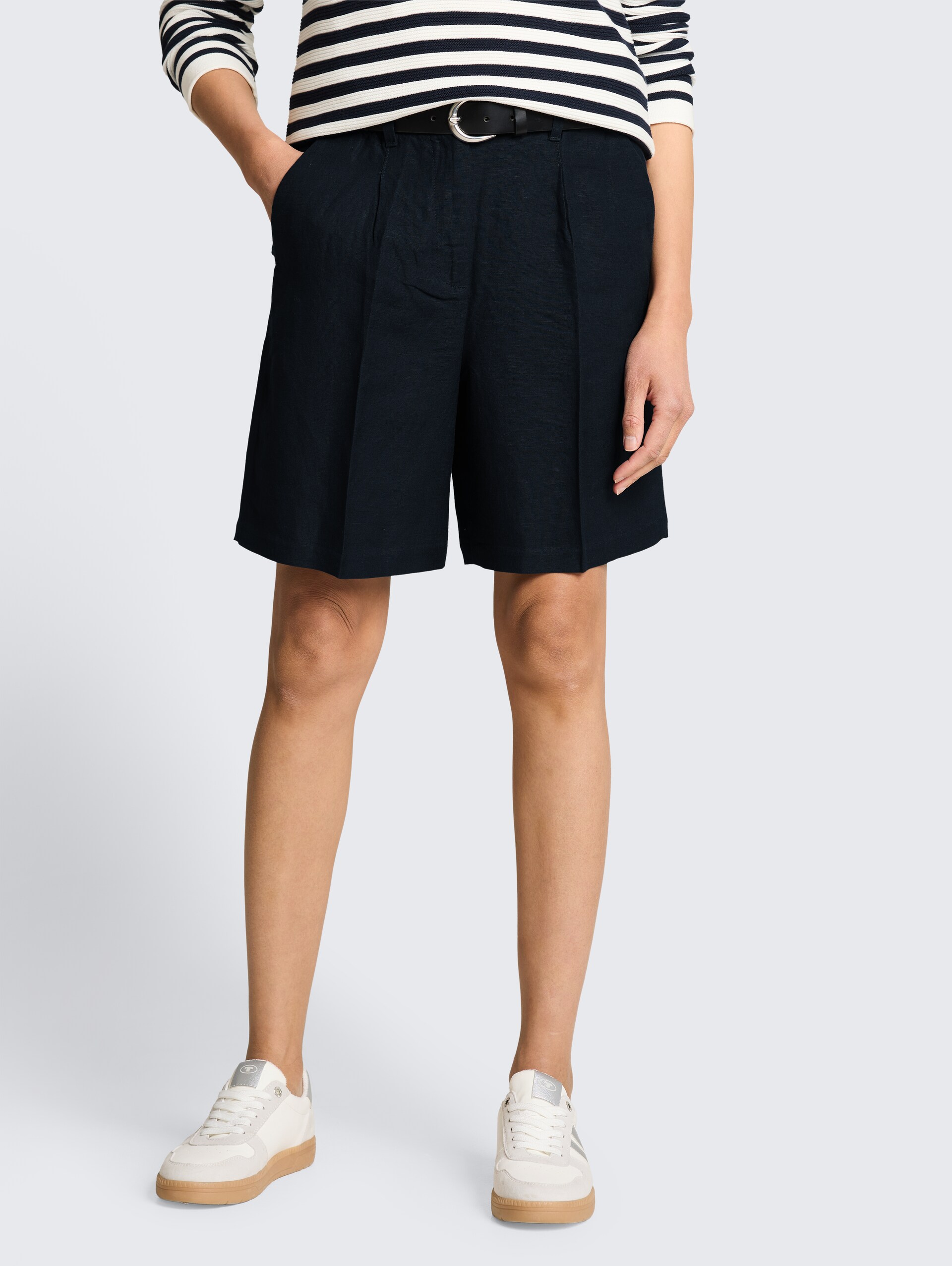 Bermudashort met losse pasvorm en linnen - sky captain blue - Nek model vooraanzicht