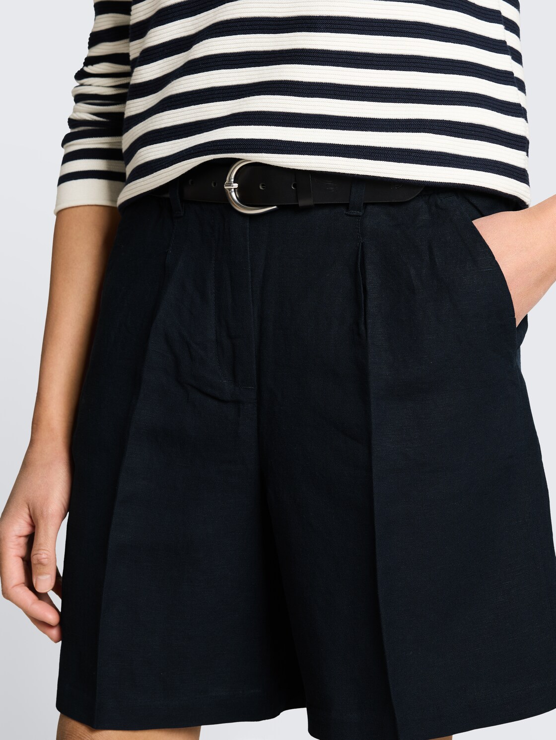 Loose Fit Bermuda Shorts mit Leinenanteil - sky captain blue - Detail-Model-Ansicht