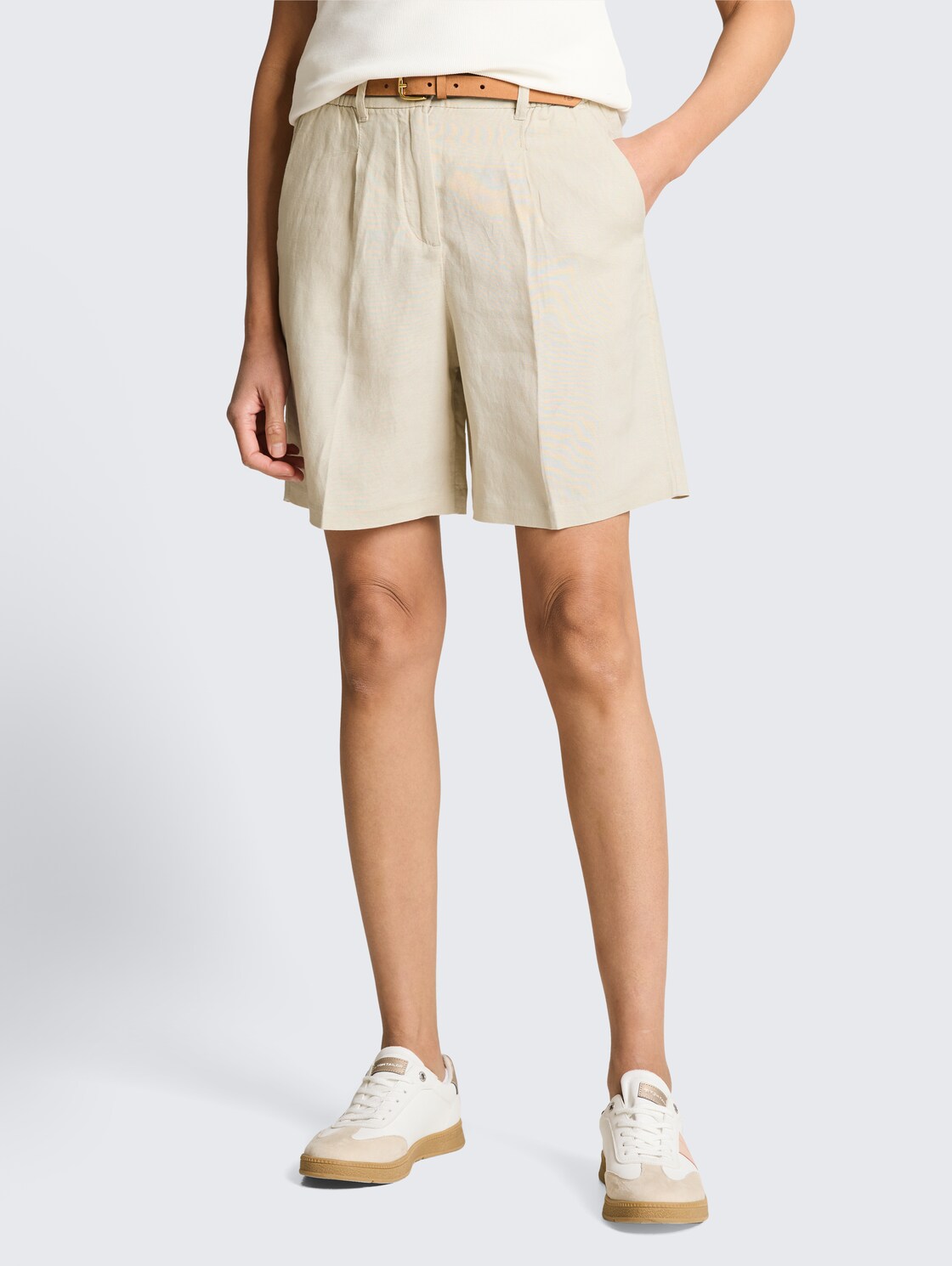 Loose Fit Bermuda Shorts mit Leinenanteil - sand stone beige - Ausschnitt Model-Vorderansicht