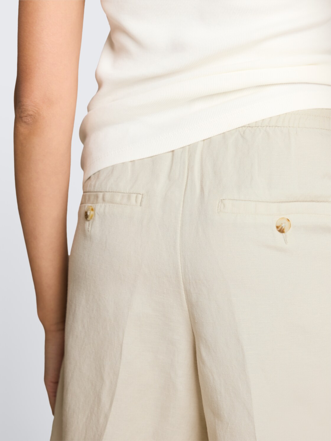 Loose Fit Bermuda Shorts mit Leinenanteil - sand stone beige - Detail-Model-Ansicht