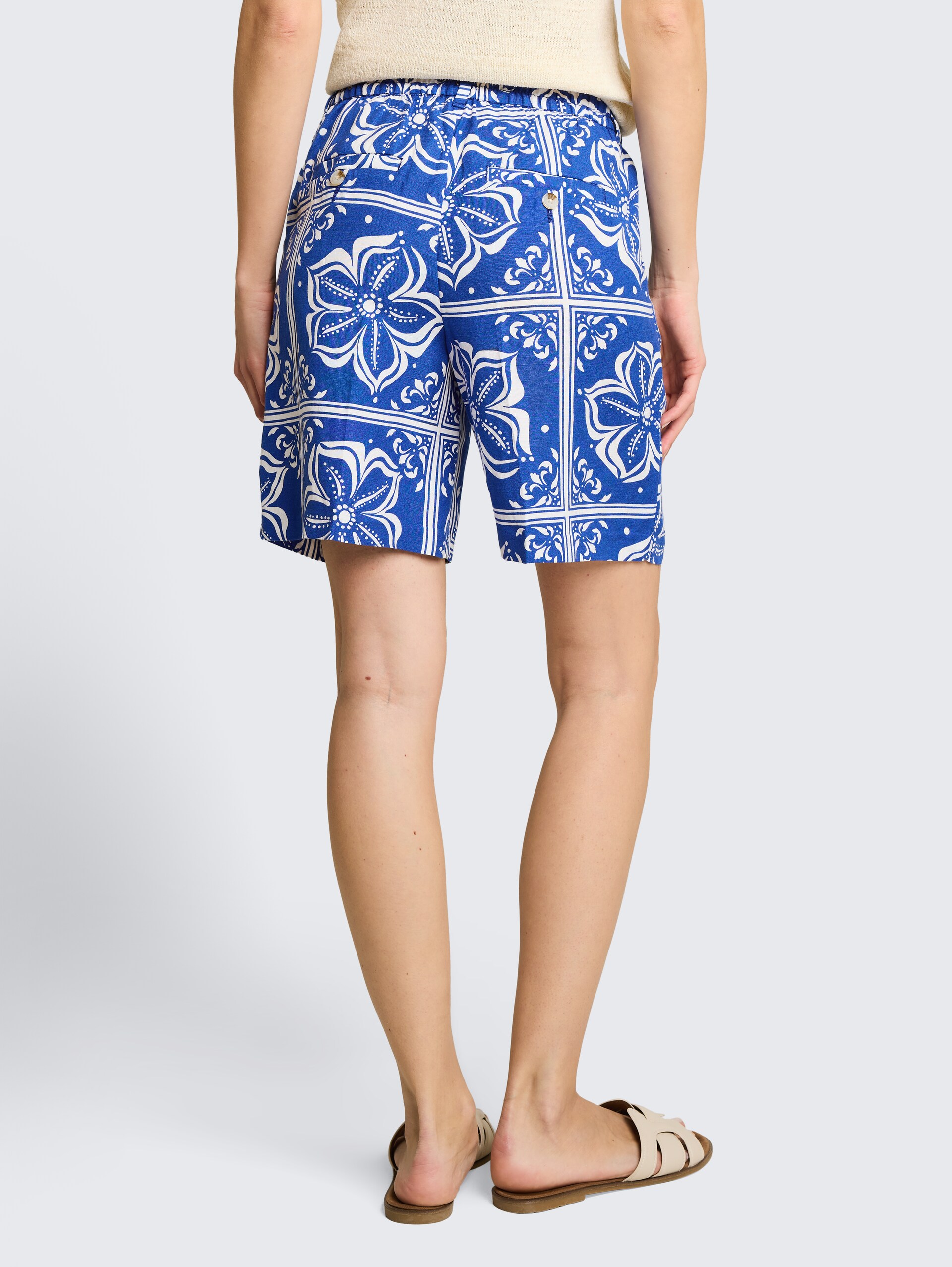 Bermudashort met losse pasvorm en linnen - blue flower tile design - Neklijn model-achteraanzicht