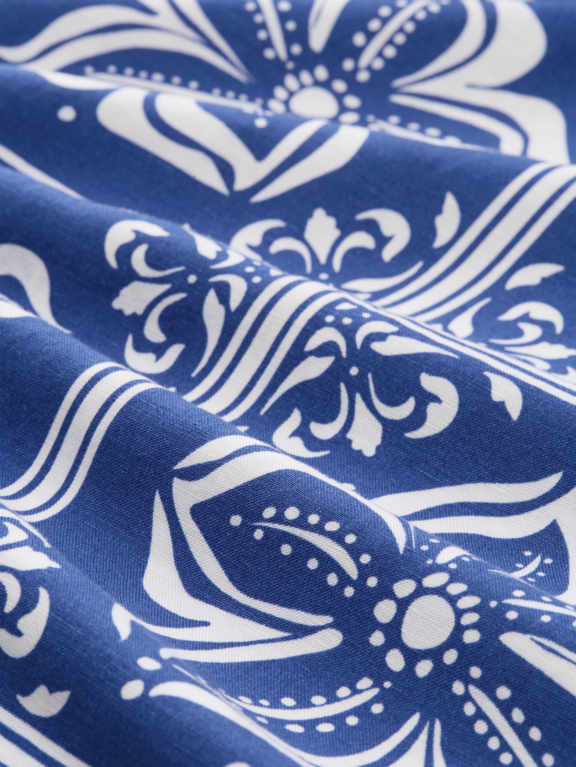 Bermudashort met losse pasvorm en linnen - blue flower tile design - Materiaalweergave