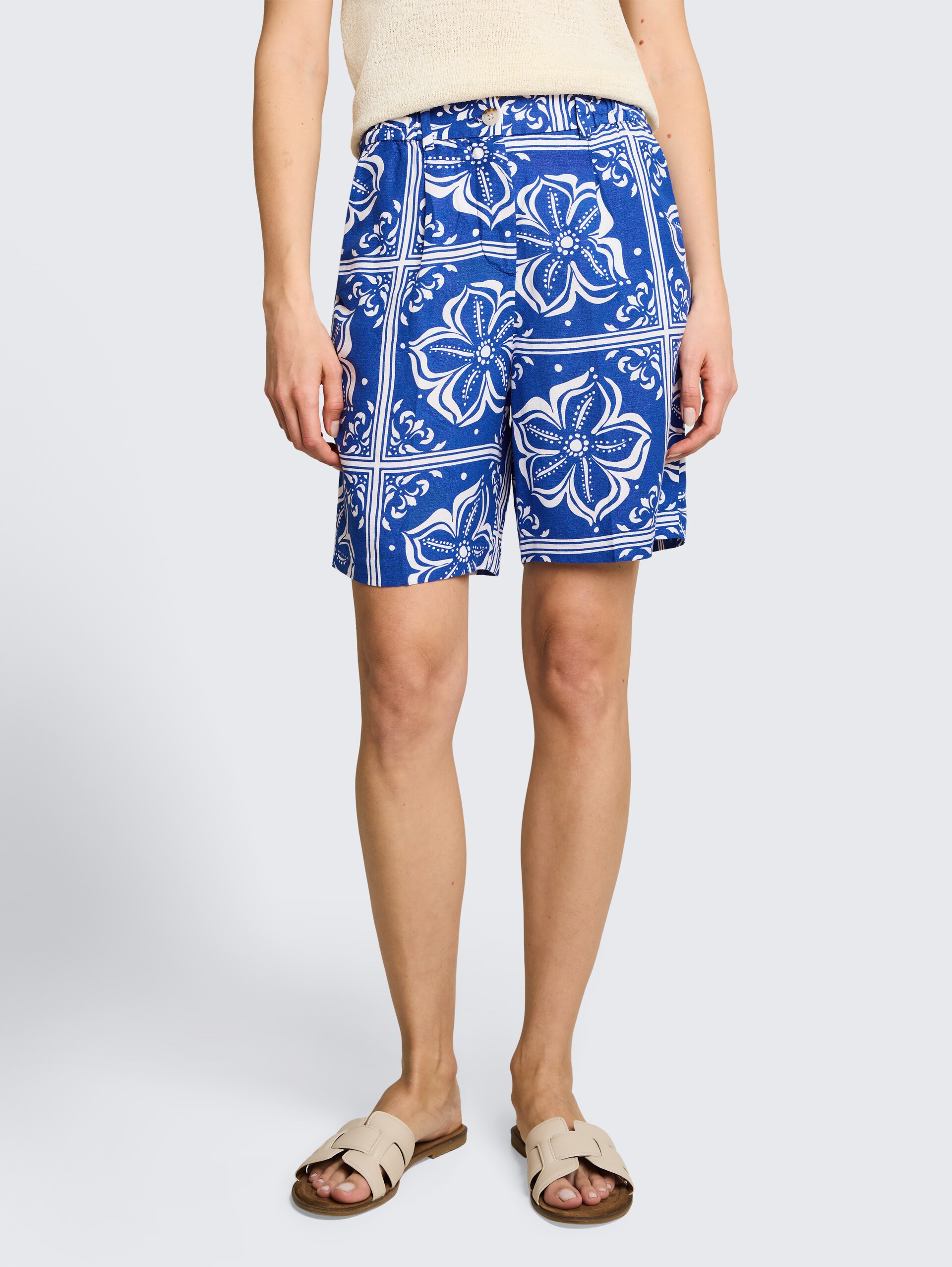 Bermudashort met losse pasvorm en linnen - blue flower tile design - Nek model vooraanzicht