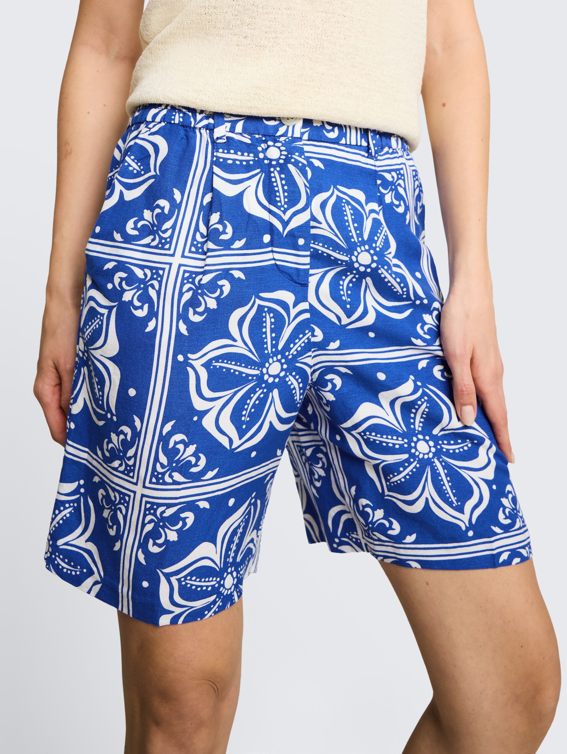 Bermudashort met losse pasvorm en linnen - blue flower tile design - Detailaanzicht model