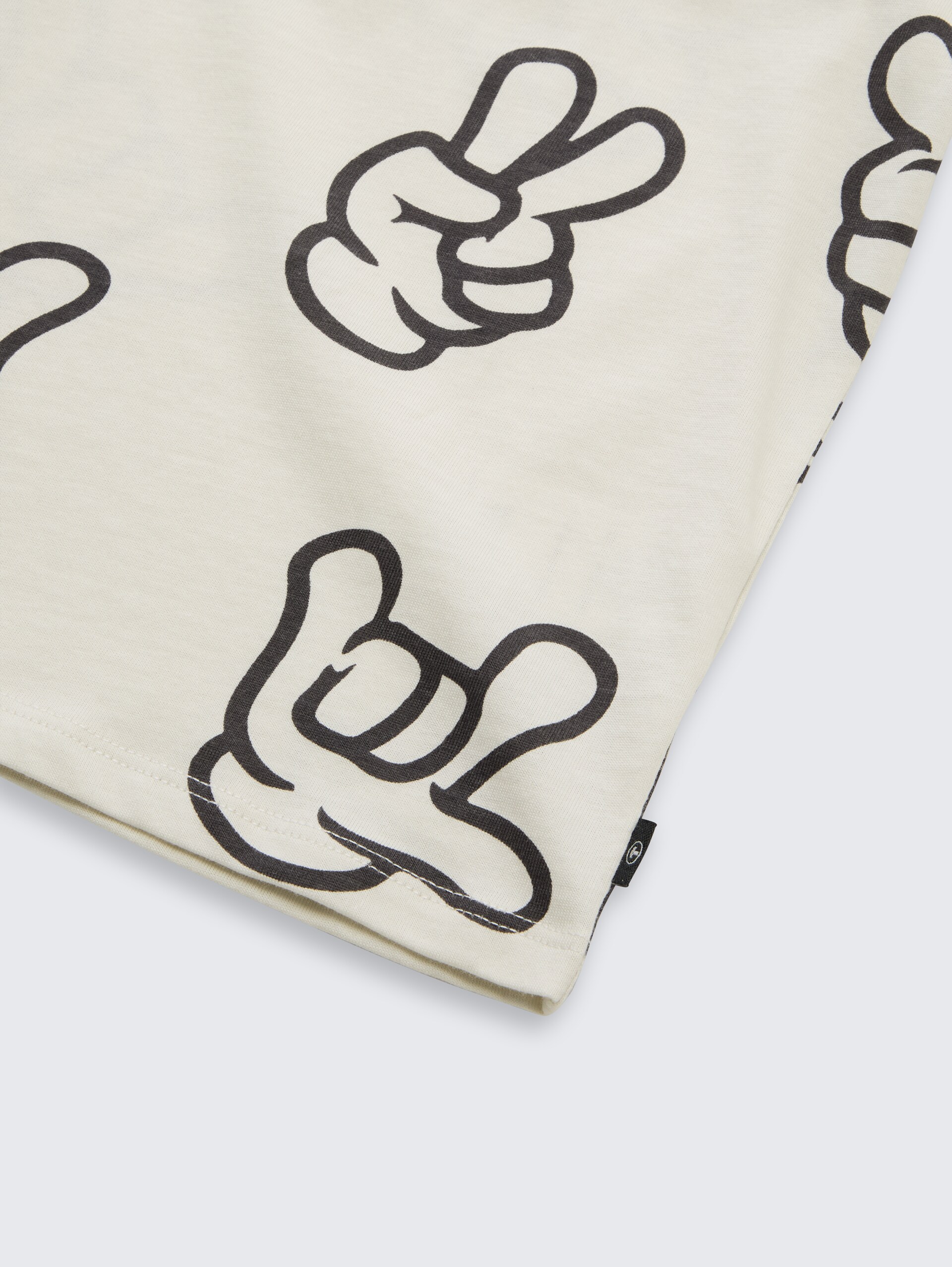 Oversized T-shirt met patroon - off white grey hand design - Detailaanzicht model