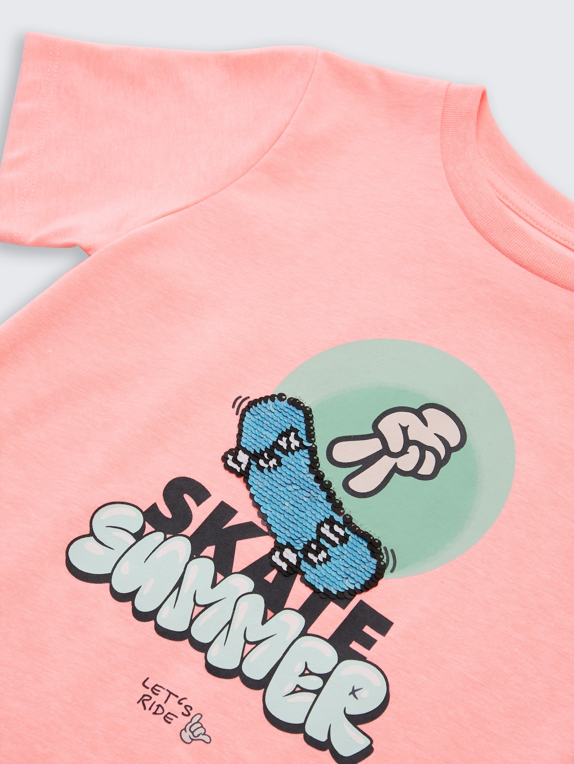 T-Shirt mit Wendepailletten - soft neon pink - Detail-Model-Ansicht