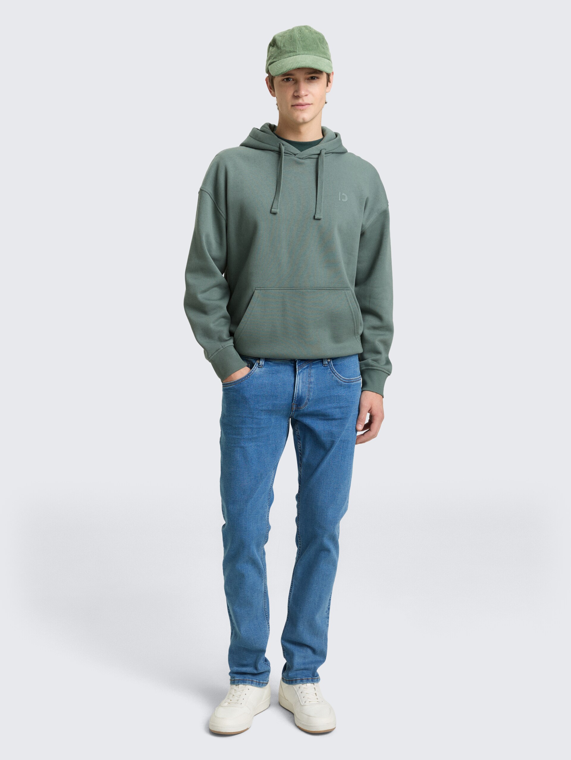 TTAEDAN STRAIGHT Jeans mit Stretch - bright blue denim - Model-Vorderansicht