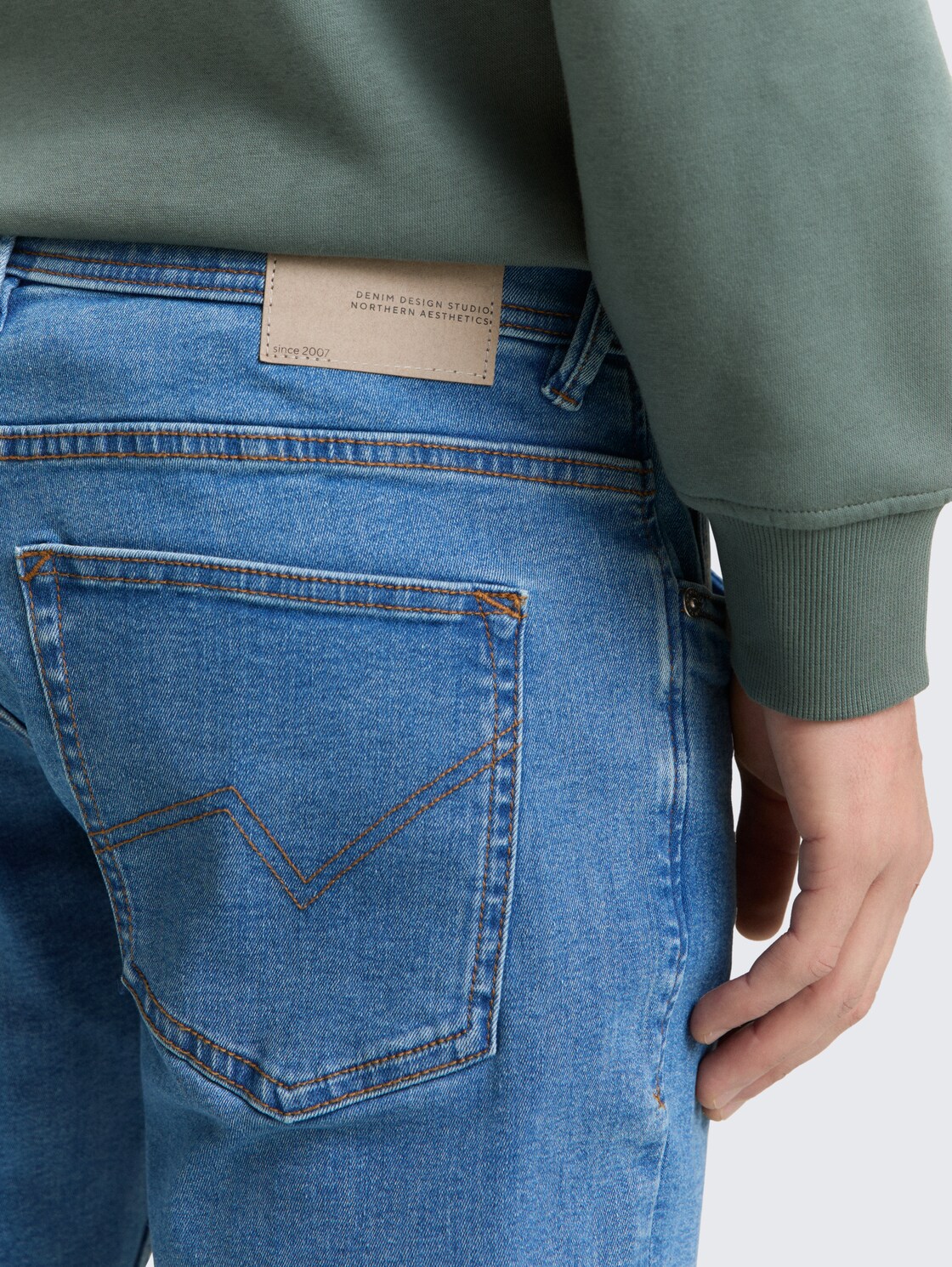 TTAEDAN STRAIGHT Jeans mit Stretch - bright blue denim - Detail-Model-Ansicht