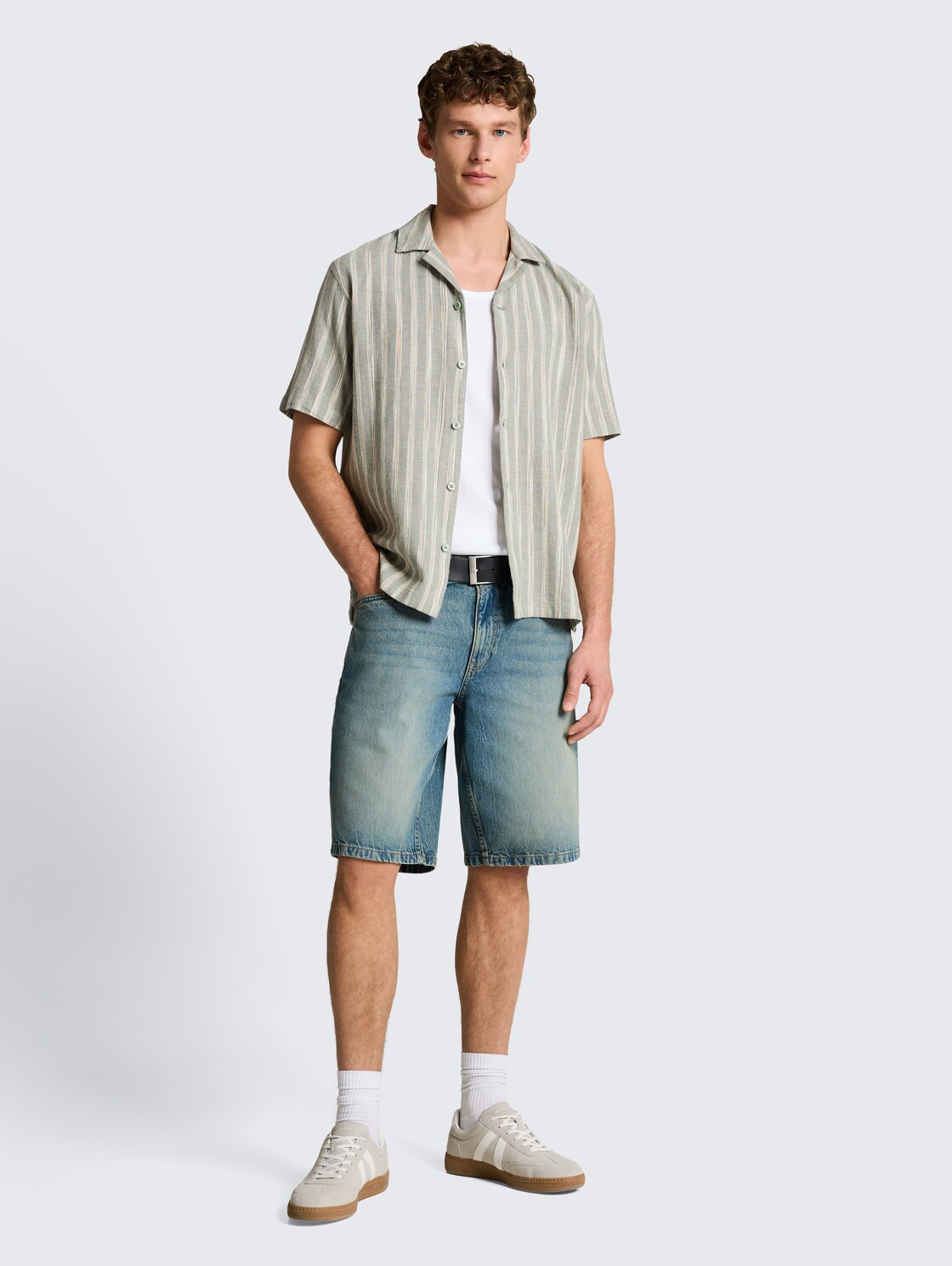 TTWAYLEN RELAXED Jeans Shorts - Tinted Blue Denim - Model-Vorderansicht