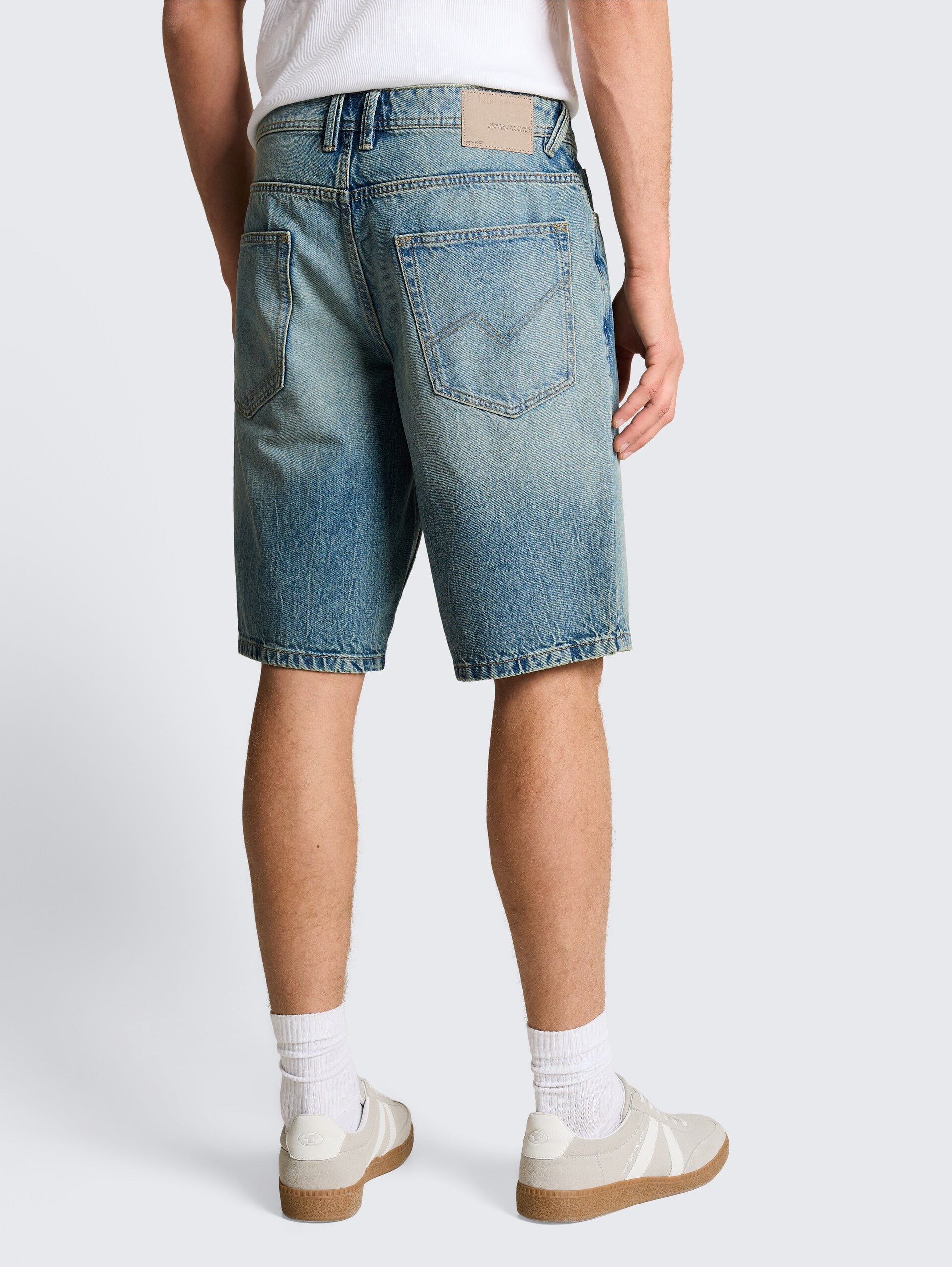 TTWAYLEN RELAXED jeansshort - Tinted Blue Denim - Neklijn model-achteraanzicht