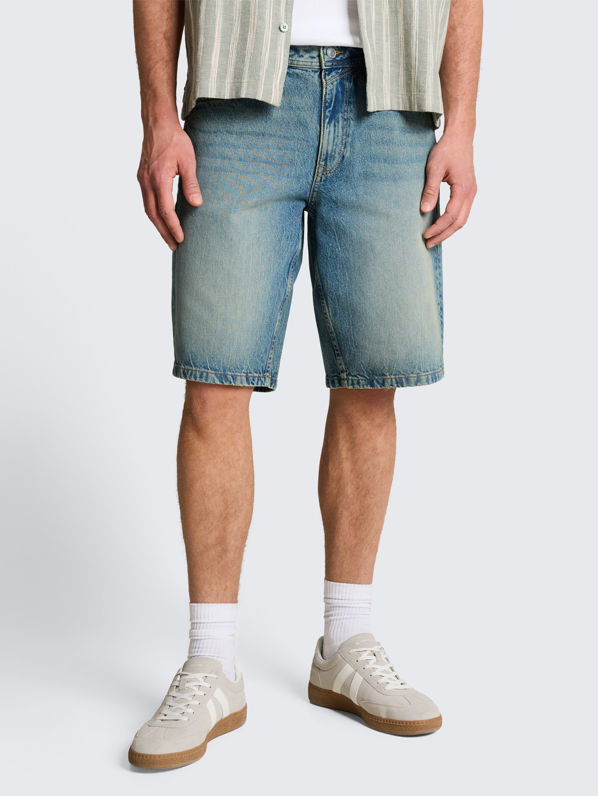 TTWAYLEN RELAXED jeansshort - Tinted Blue Denim - Nek model vooraanzicht