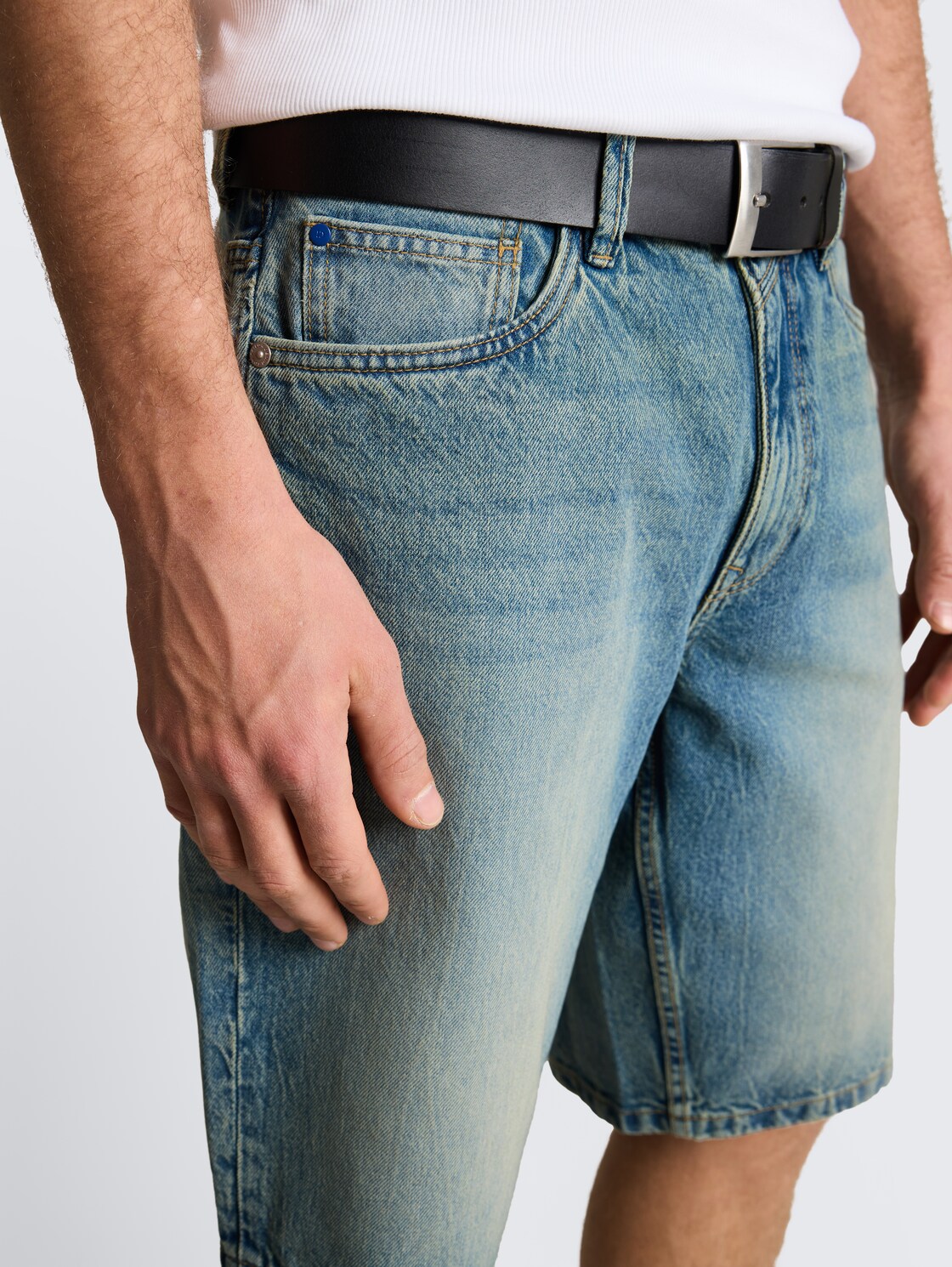 TTWAYLEN RELAXED Jeans Shorts - Tinted Blue Denim - Detail-Model-Ansicht