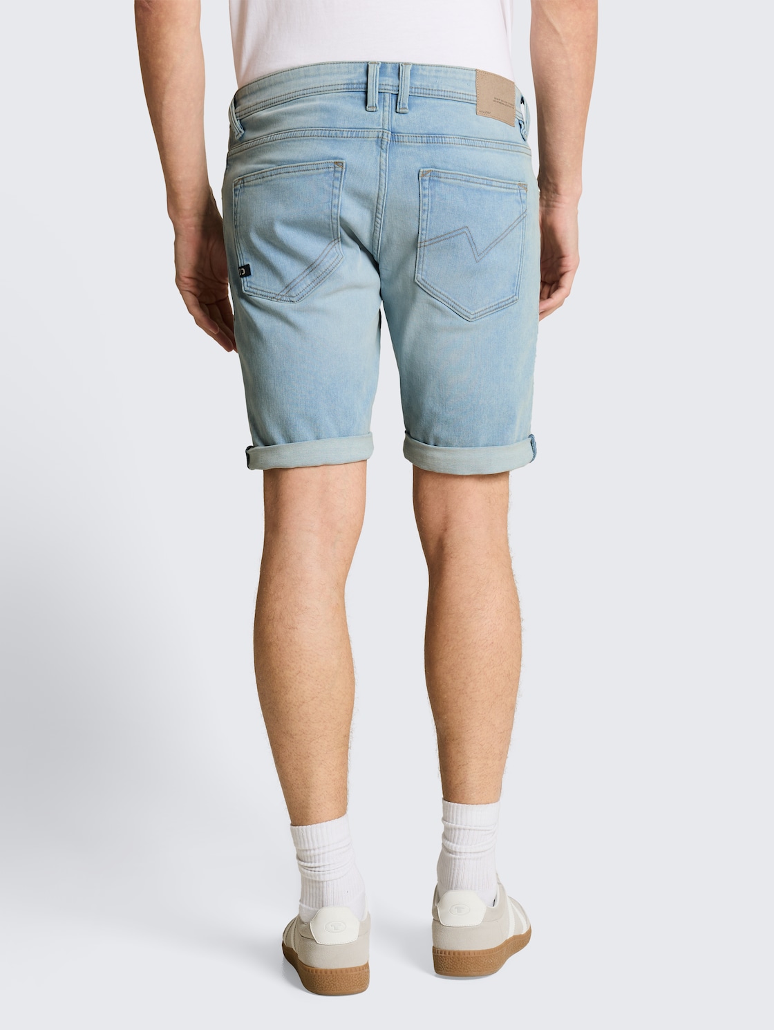 TTPIERS SLIM Jeans Shorts mit Superstretch - Used Bleached Blue Denim - Auschnitt Model-Rückansicht