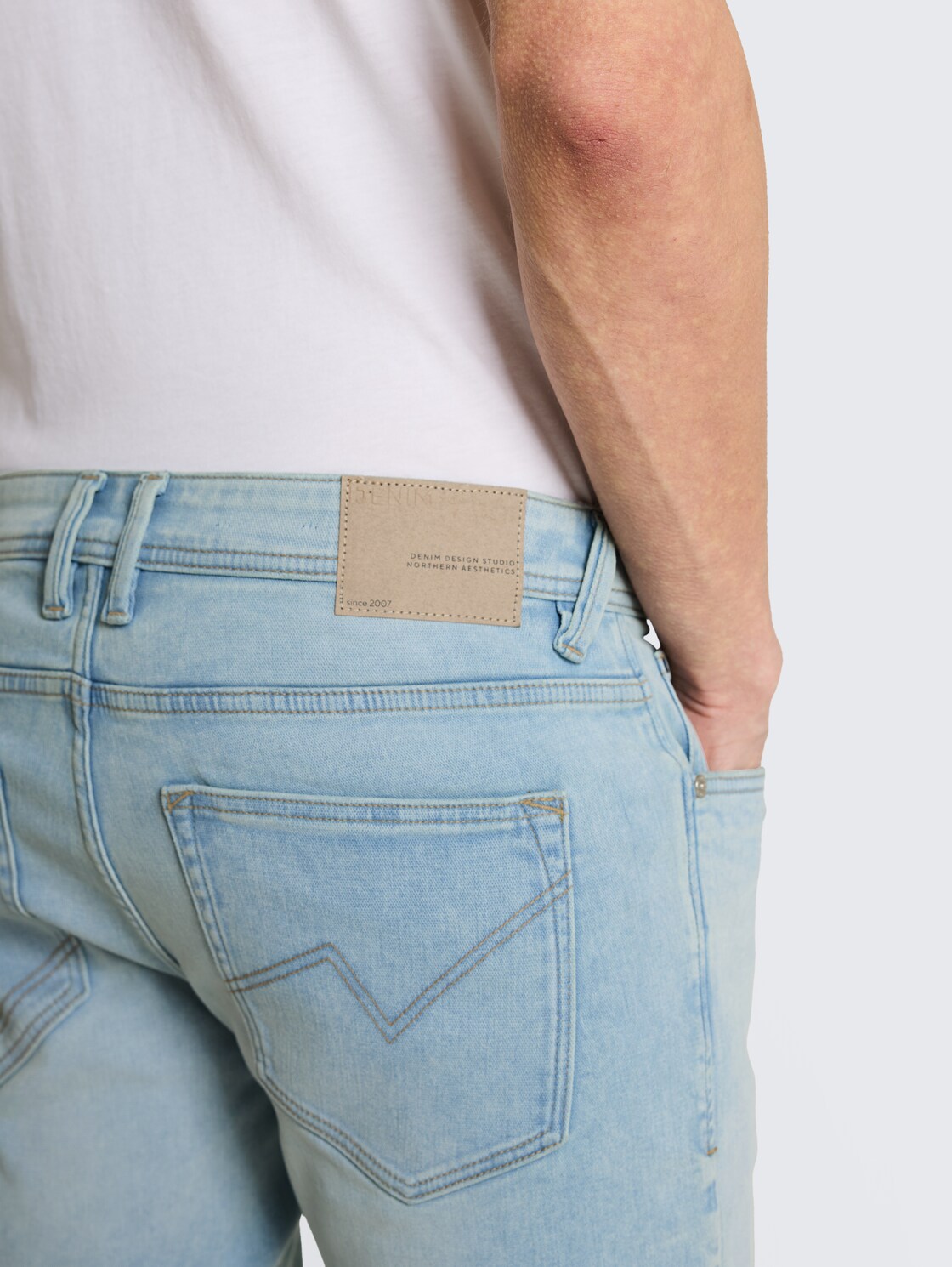 TTPIERS SLIM Jeans Shorts mit Superstretch - Used Bleached Blue Denim - Detail-Model-Ansicht