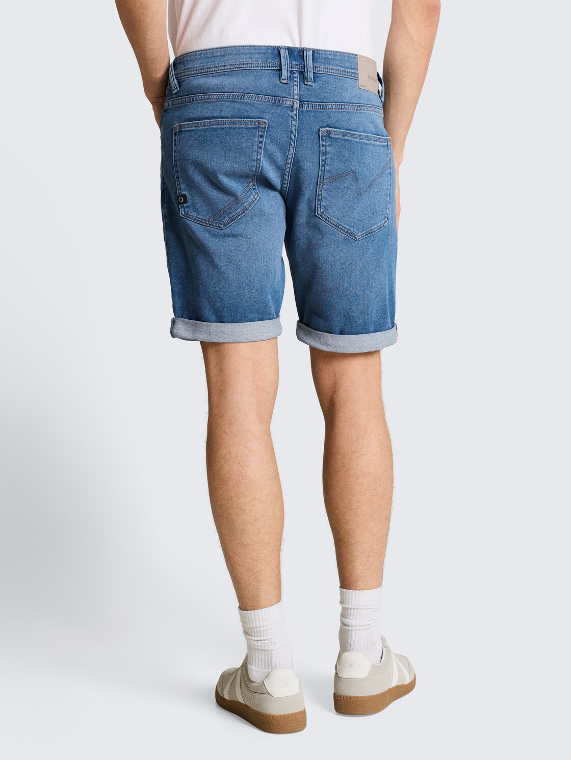 TTPIERS SLIM Jeans Shorts mit Superstretch - mid stone bright blue denim - Auschnitt Model-Rückansicht
