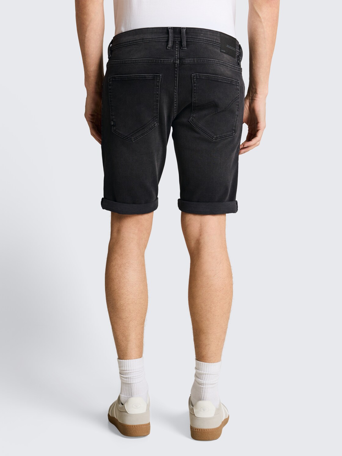 TTPIERS SLIM Jeans Shorts mit Superstretch - used dark stone black denim - Auschnitt Model-Rückansicht