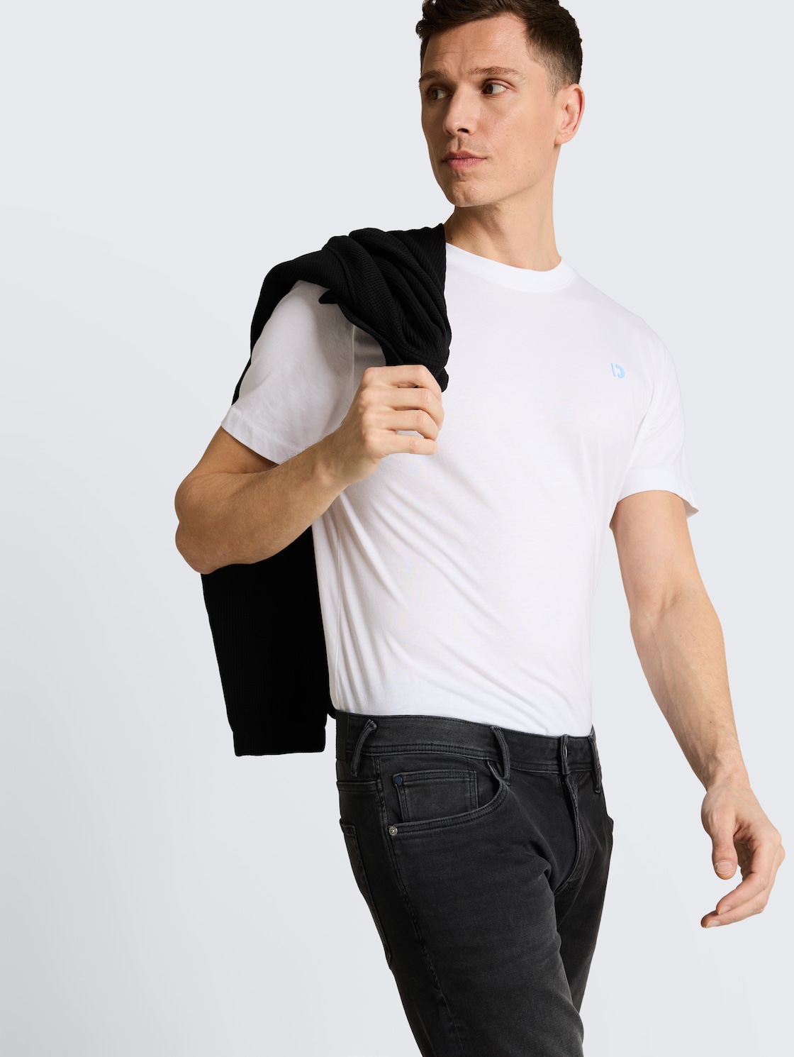 TTPIERS SLIM Jeans Shorts mit Superstretch - used dark stone black denim - Detail-Model-Ansicht