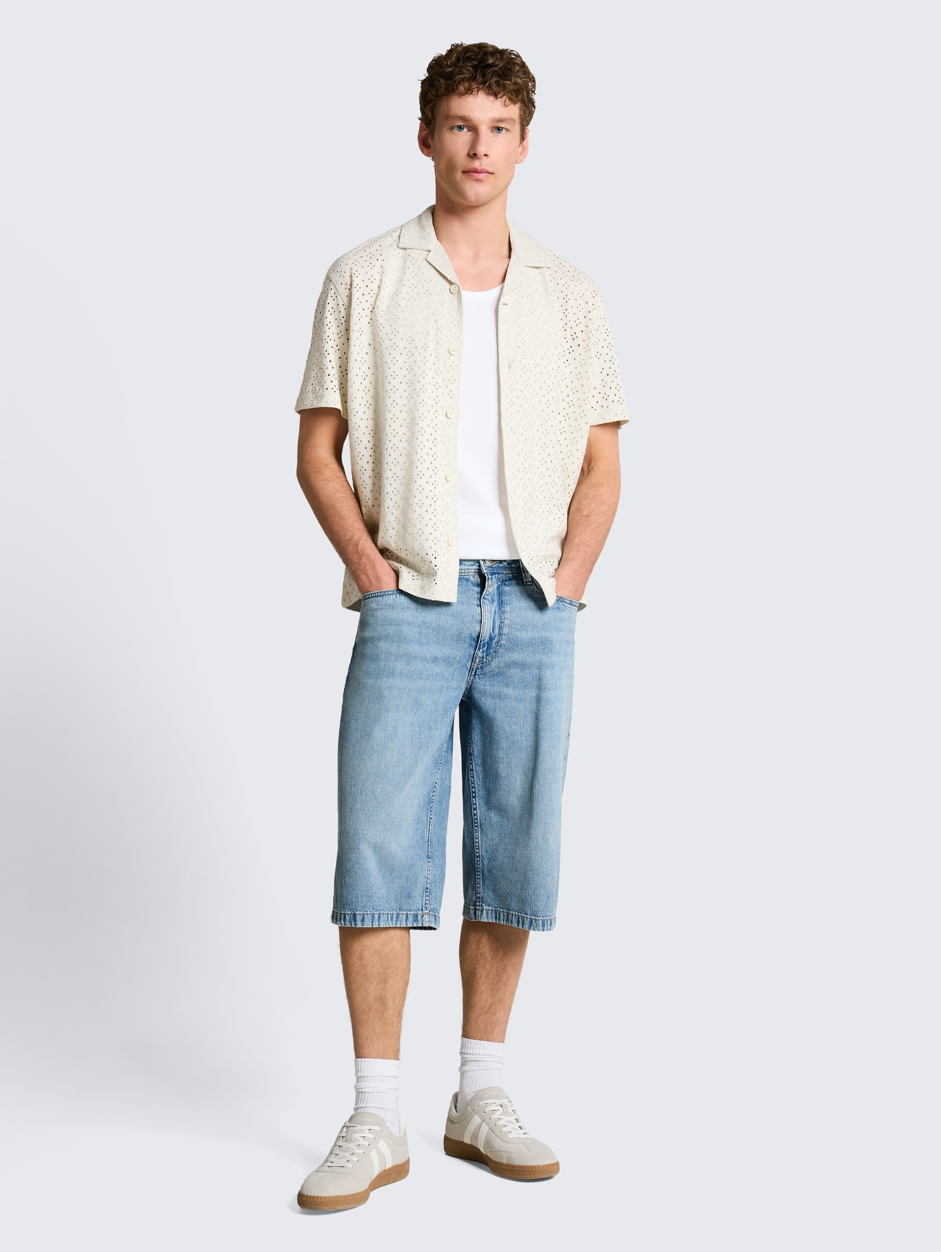 TTWAYLEN RELAXED Ultralight denim shorts - Used Light Stone Blue Denim - Model front view
