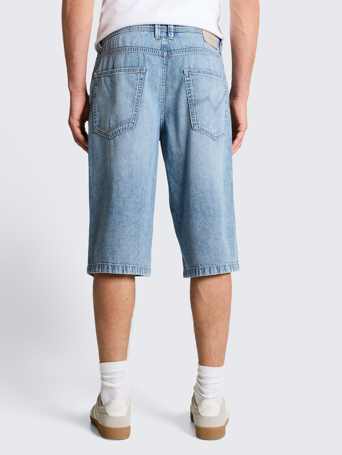 TTWAYLEN RELAXED Ultralight Jeans Shorts - Used Light Stone Blue Denim - Auschnitt Model-Rückansicht