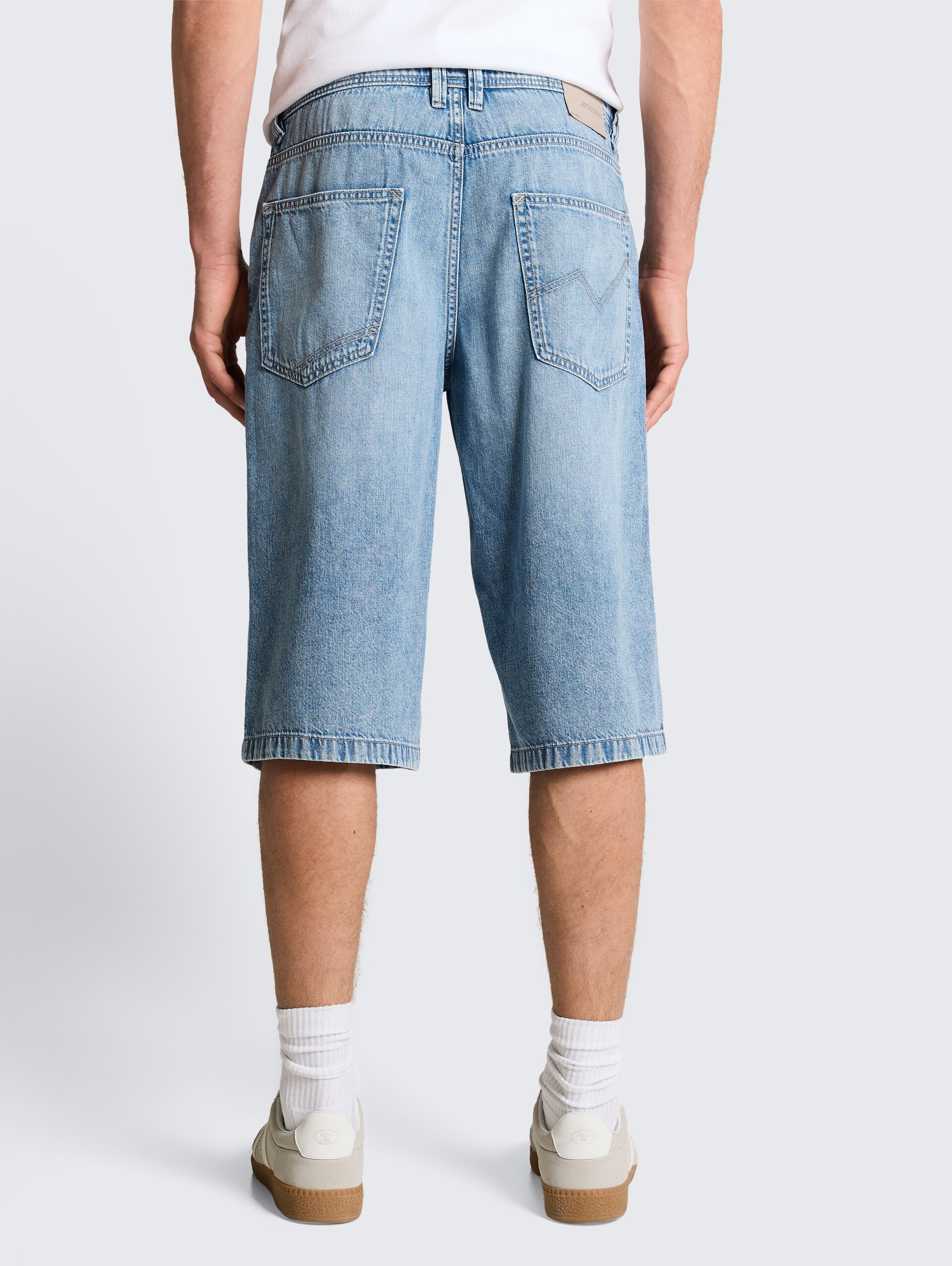 TTWAYLEN RELAXED Ultralight denim shorts - Used Light Stone Blue Denim - Neckline model-back view