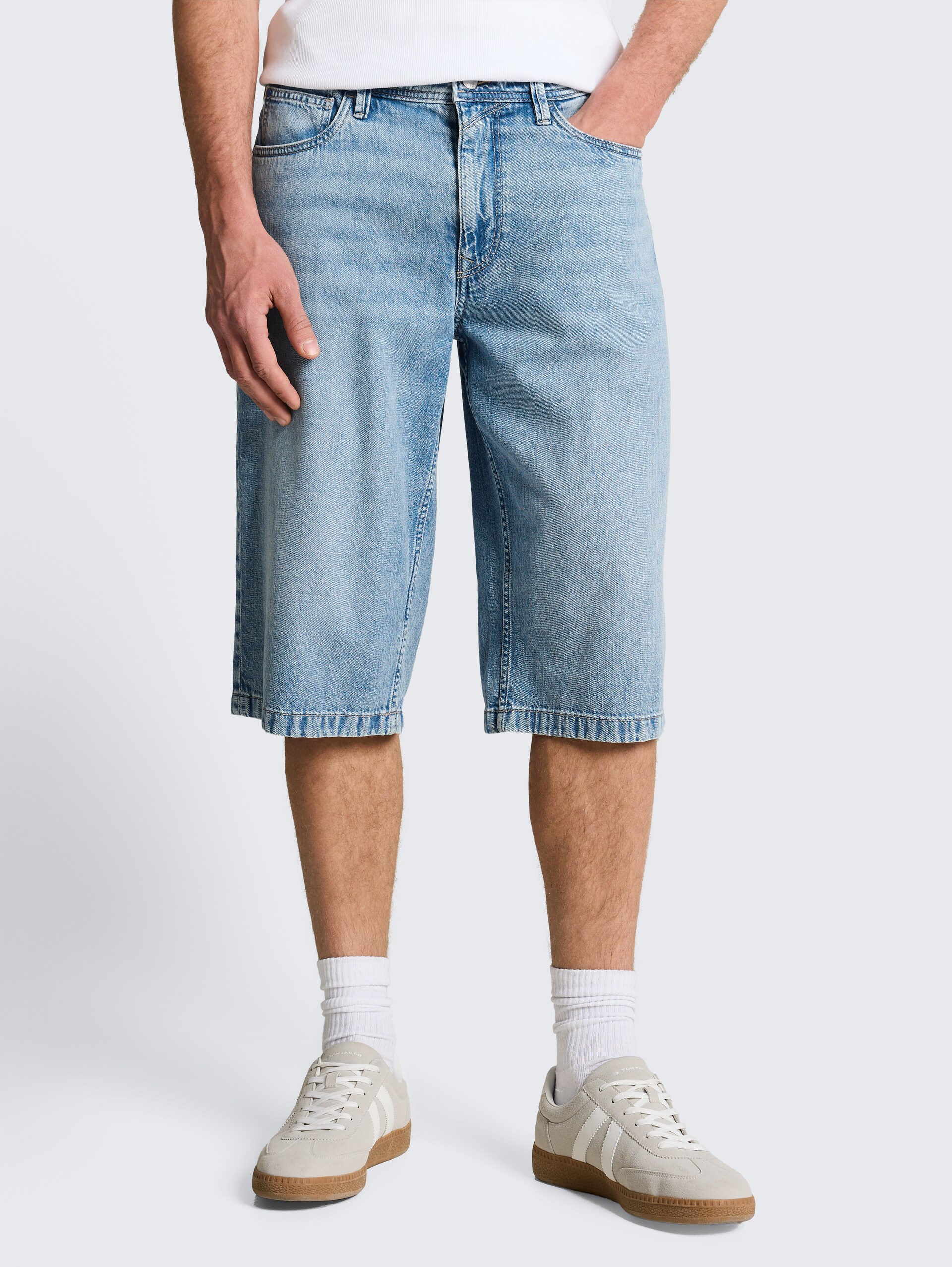 TTWAYLEN RELAXED Ultralight denim shorts - Used Light Stone Blue Denim - Neckline model front view