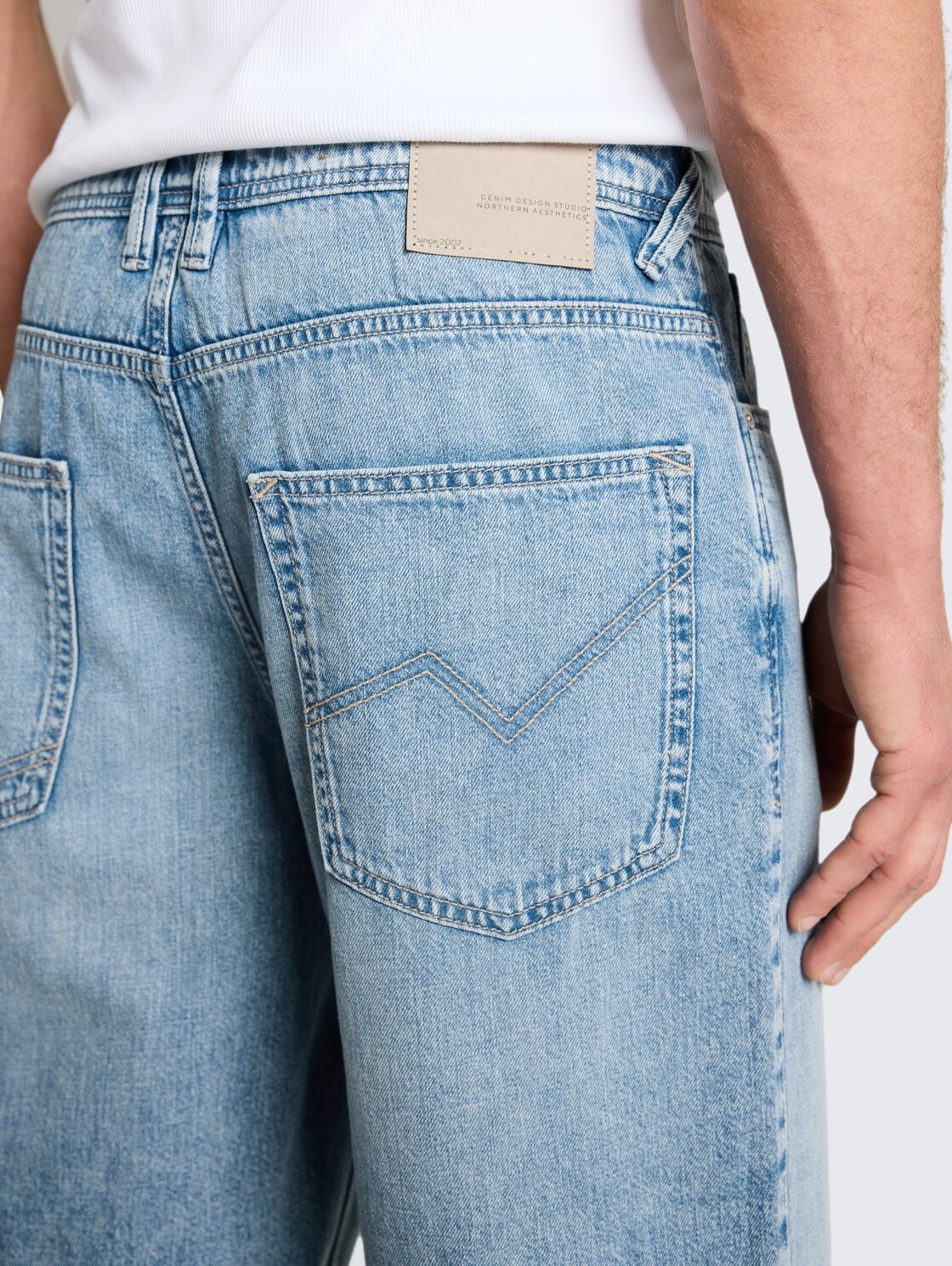 TTWAYLEN RELAXED Ultralight Jeans Shorts - Used Light Stone Blue Denim - Detail-Model-Ansicht