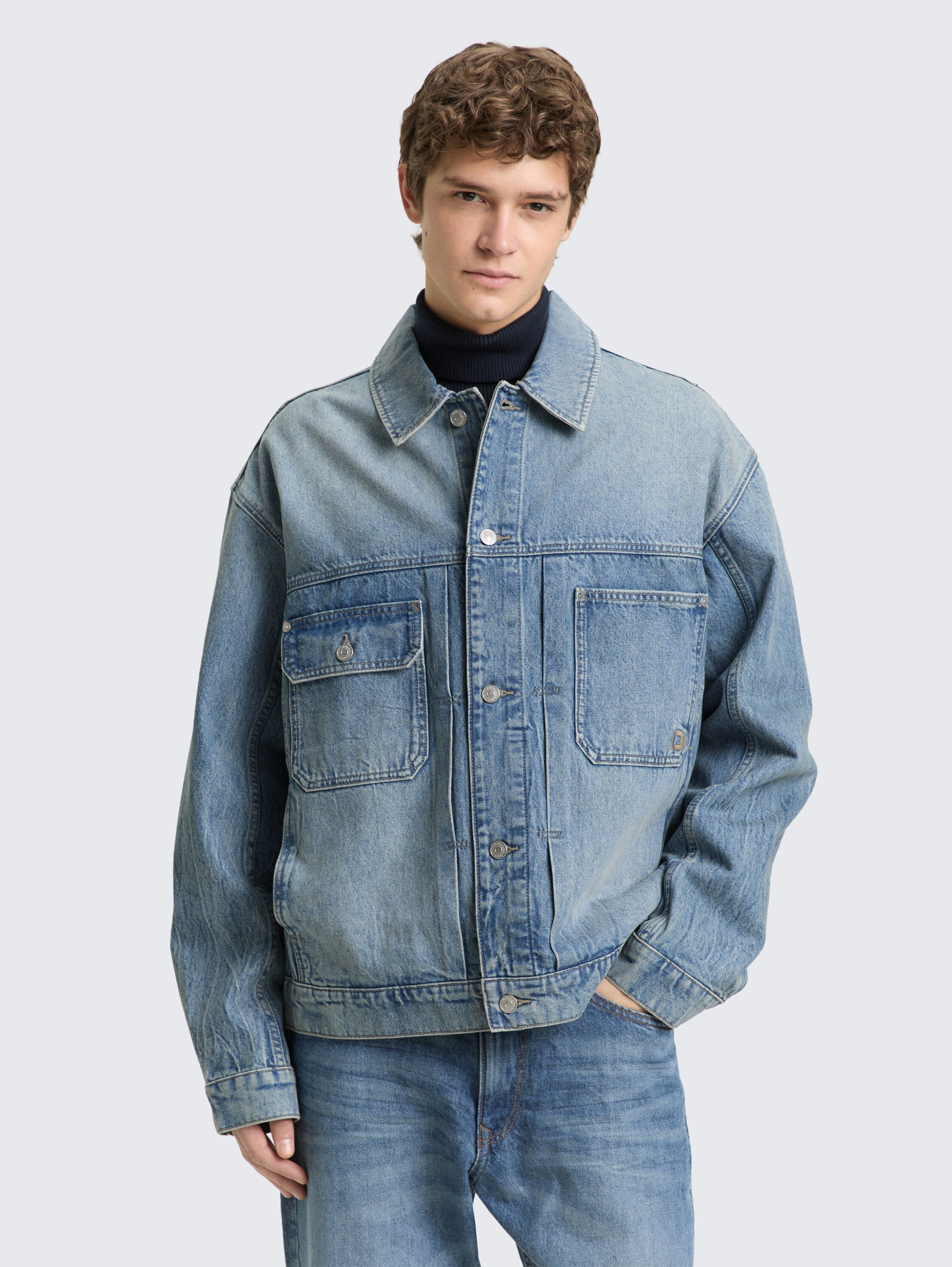 Veste en jean ample avec poches latérales - Tinted Blue Denim - Vue de face du modèle