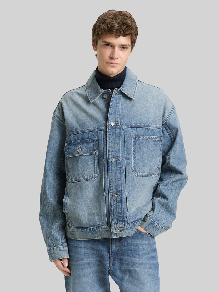 Relaxed Fit Jeansjacke mit Eingriffstaschen von Denim Male, Tinted Blue Denim