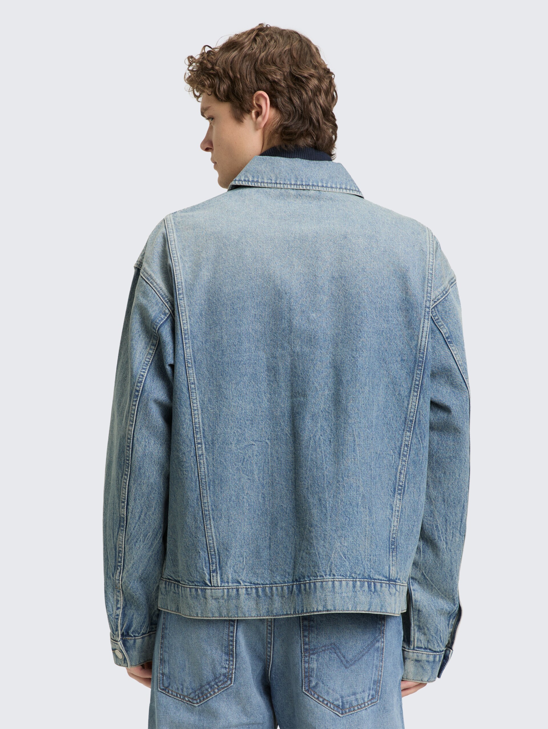 Relaxed fit spijkerjasje met steekzakken - Tinted Blue Denim - Model-achteraanzicht